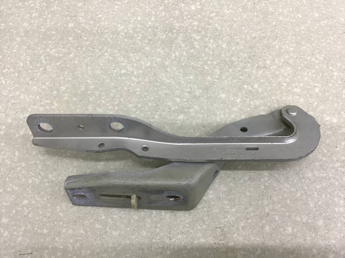 Петля капота правая Peugeot 307 (3A, 3C, 3H) 2001-2008 Петля капота правая Peugeot 307 (3A, 3C, 3H) 2001-2008