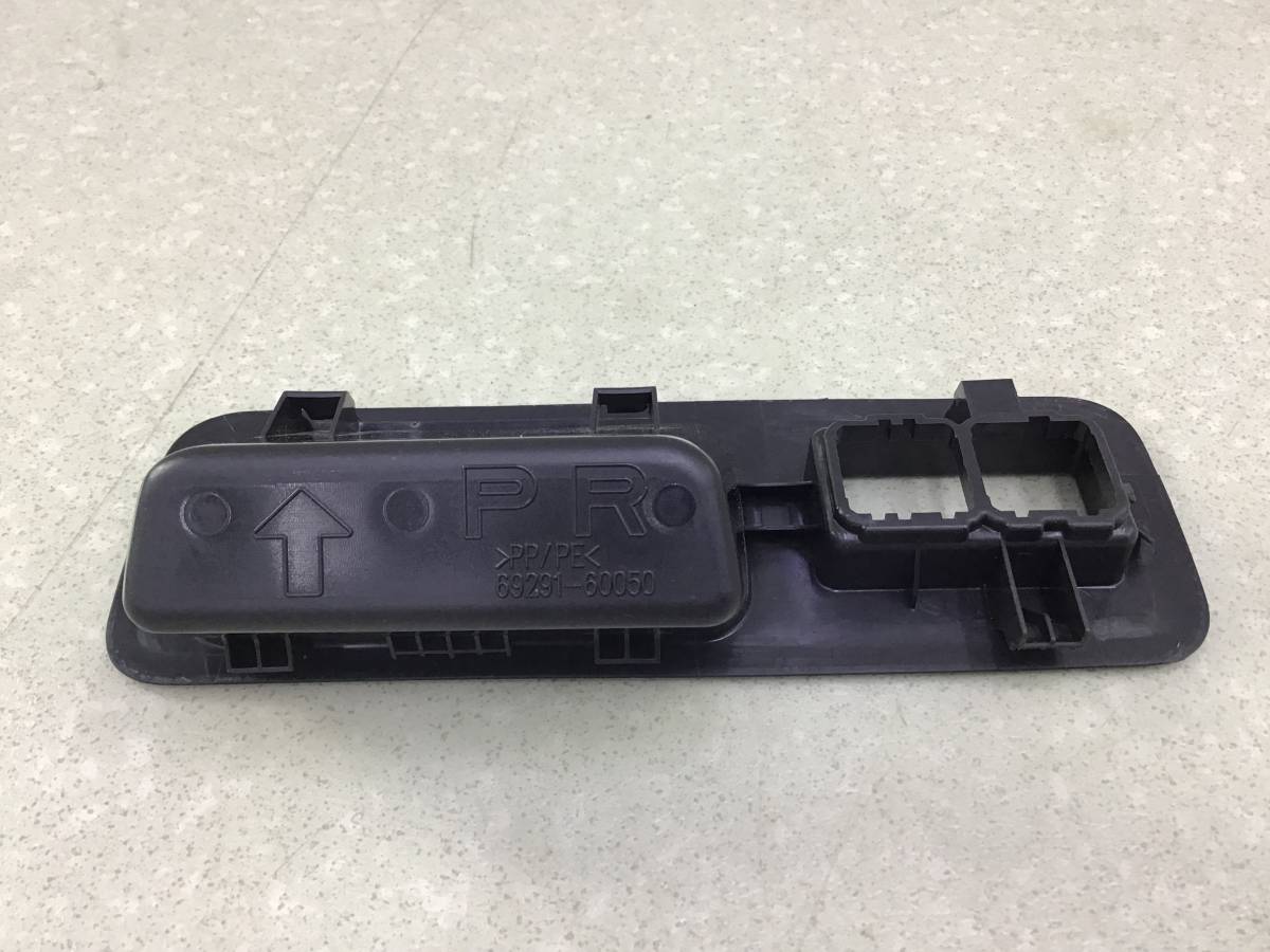 Ручка открывания багажника Toyota Land Cruiser (J300) 2021>