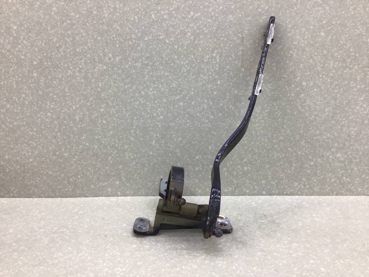 Петля двери багажника Volkswagen Touareg (7L) 2002-2010 Петля двери багажника Volkswagen Touareg (7L) 2002-2010