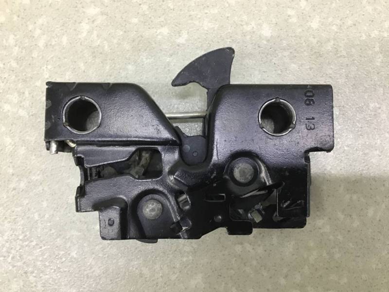 Замок капота Volkswagen Caddy 2004-2016 Замок капота Volkswagen Caddy 2004-2016