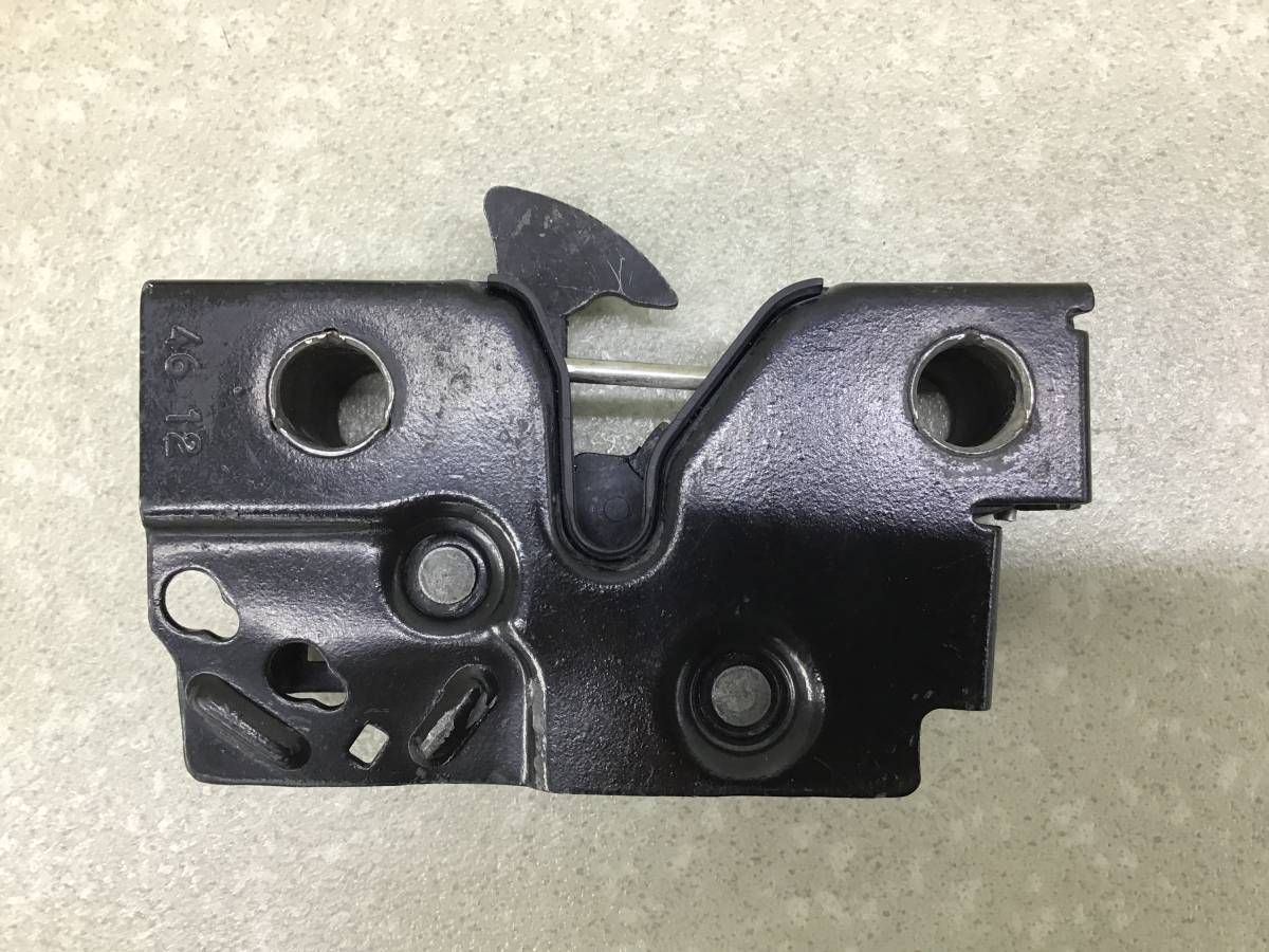 Замок капота Volkswagen Caddy 2004-2016 Замок капота Volkswagen Caddy 2004-2016