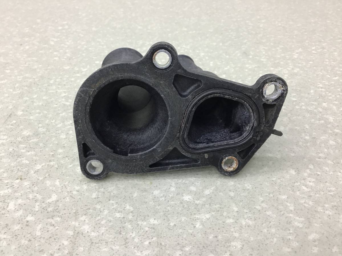 Крышка термостата Ford Focus 3 (CB8) 2011-2019 Крышка термостата Ford Focus 3 (CB8) 2011-2019