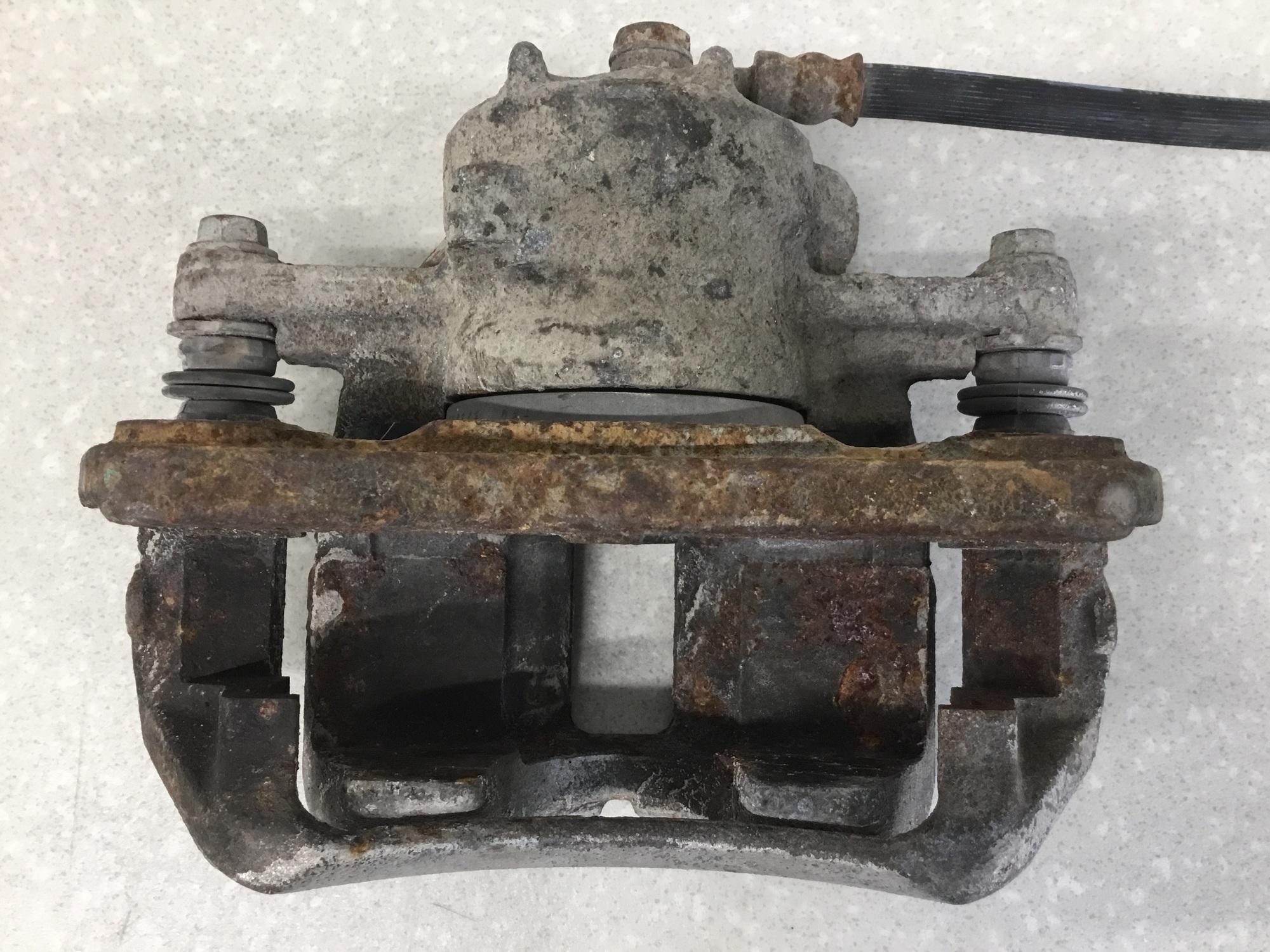 Суппорт передний правый, Mitsubishi Colt (Z3) 2003-2012 Суппорт передний правый, Mitsubishi Colt (Z3) 2003-2012