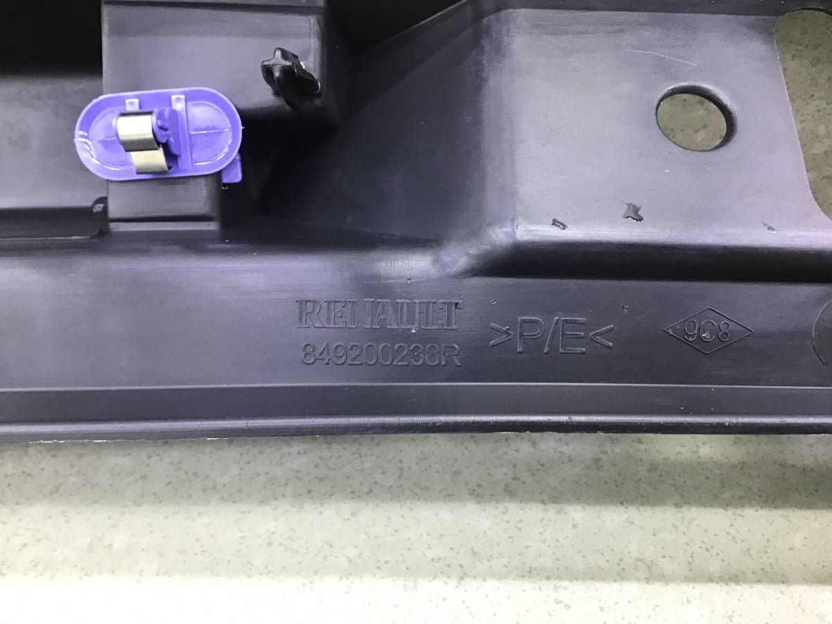 Накладка замка багажника Renault Kaptur (1) 2016-2022 Накладка замка багажника Renault Kaptur (1) 2016-2022