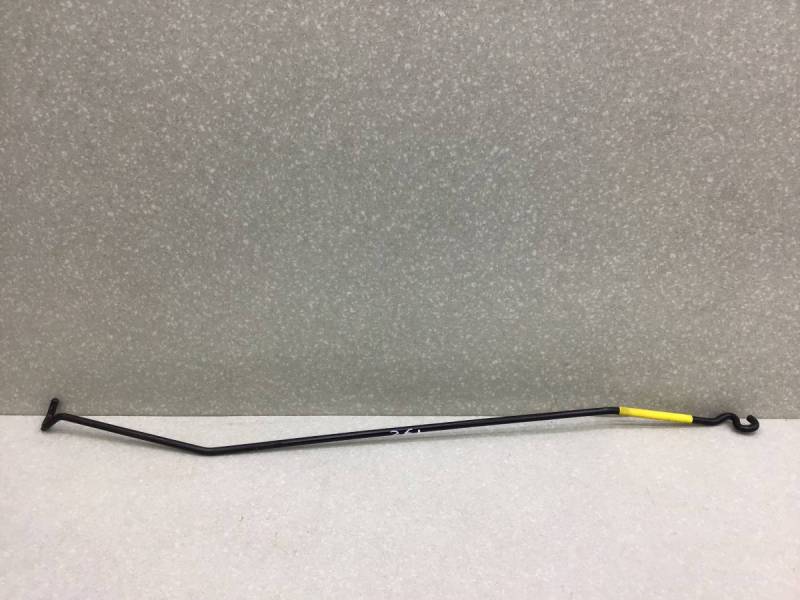 Держатель капота Ford Focus 3 (CB8) 2011-2019 Держатель капота Ford Focus 3 (CB8) 2011-2019