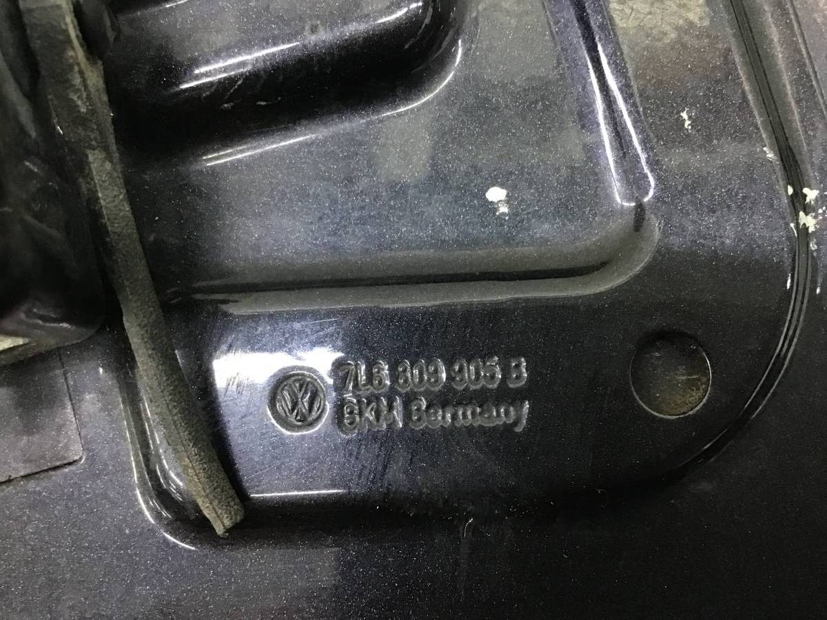 Лючок бензобака Volkswagen Touareg (7L) 2002-2010 Лючок бензобака Volkswagen Touareg (7L) 2002-2010