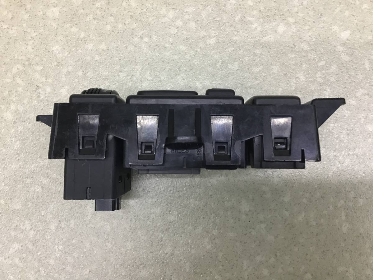 Блок кнопок Nissan Note (E11) 2006-2013 Блок кнопок Nissan Note (E11) 2006-2013