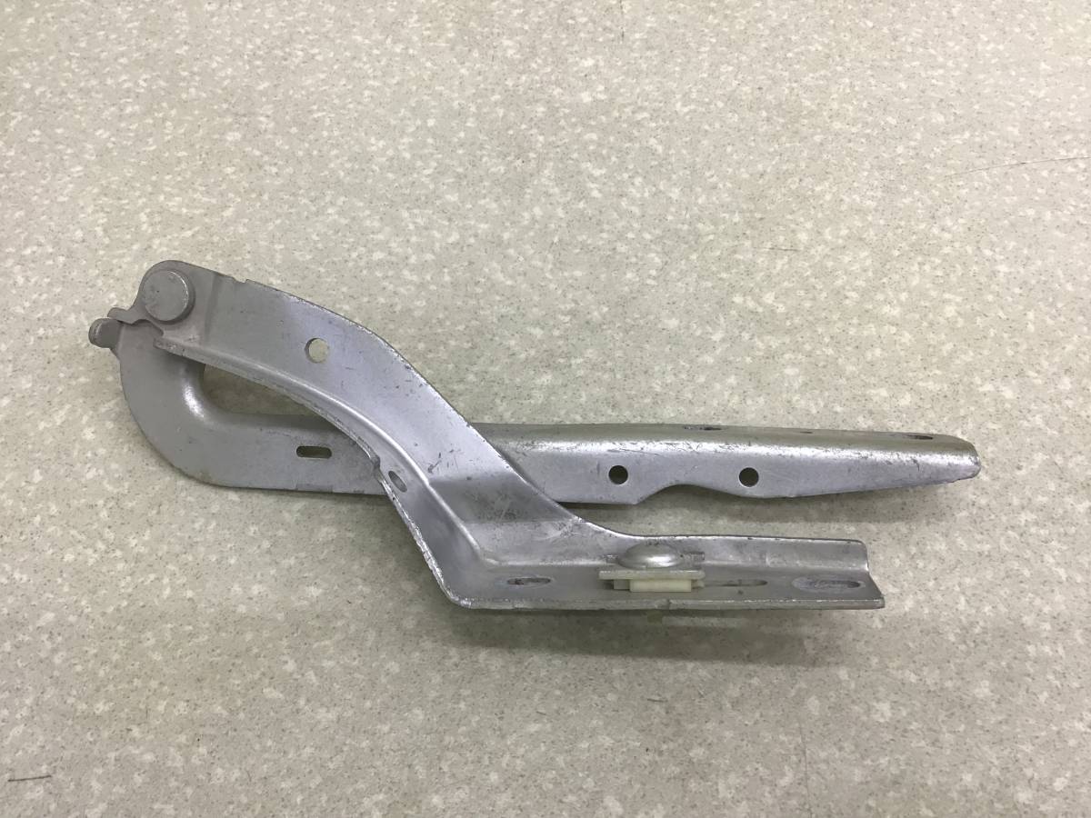 Петля капота правая Peugeot 307 (3A, 3C, 3H) 2001-2008 Петля капота правая Peugeot 307 (3A, 3C, 3H) 2001-2008