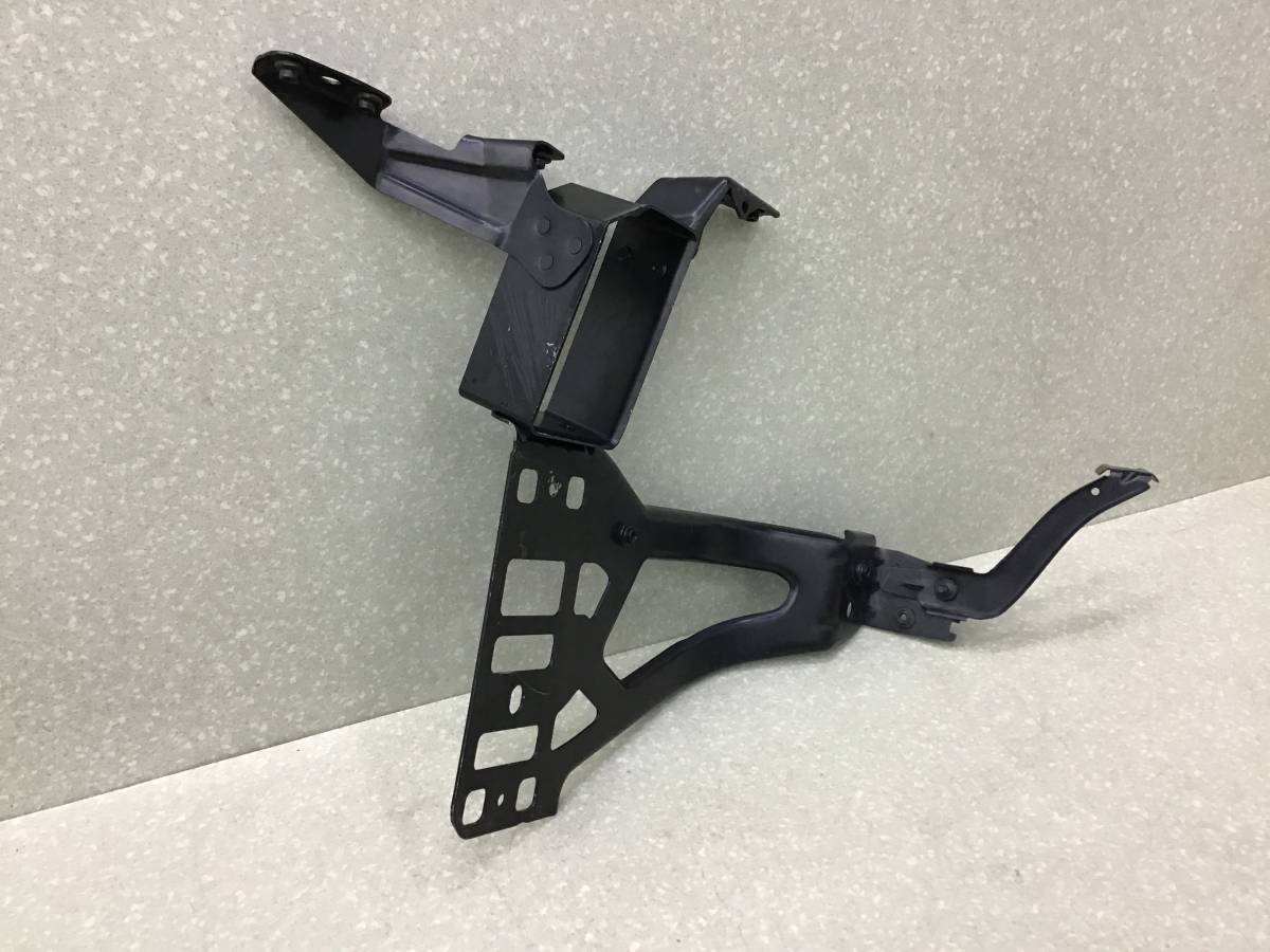 Кронштейн фар правый BMW 5-series E60/E61 2003-2009 Кронштейн фар правый BMW 5-series E60/E61 2003-2009