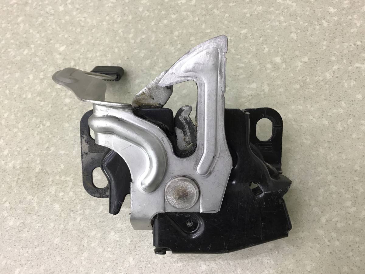 Замок капота Honda Jazz (GD1, GD5, GE2, GE3) 2001-2008 Замок капота Honda Jazz (GD1, GD5, GE2, GE3) 2001-2008