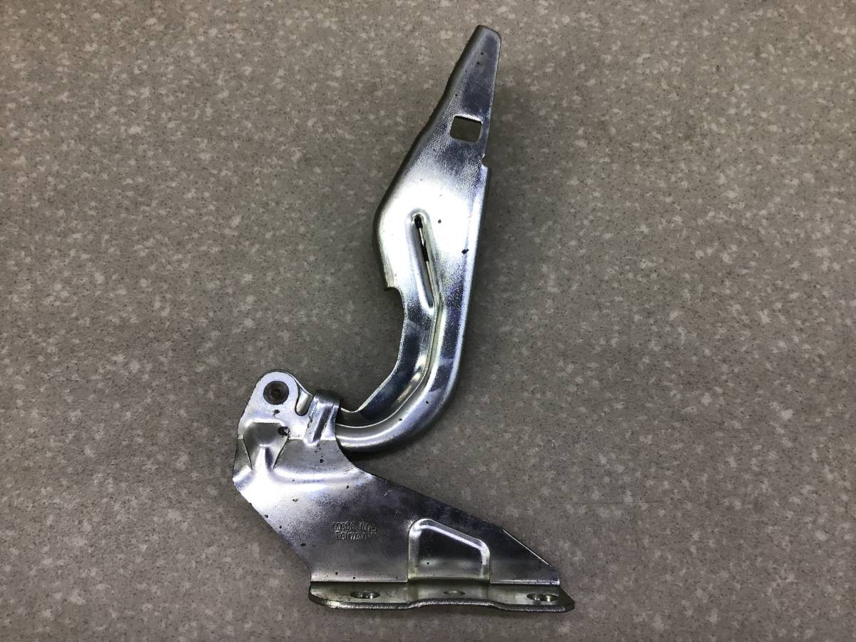 Петля капота правая Mitsubishi Outlander XL (CW) 2006-2012 Петля капота правая Mitsubishi Outlander XL (CW) 2006-2012