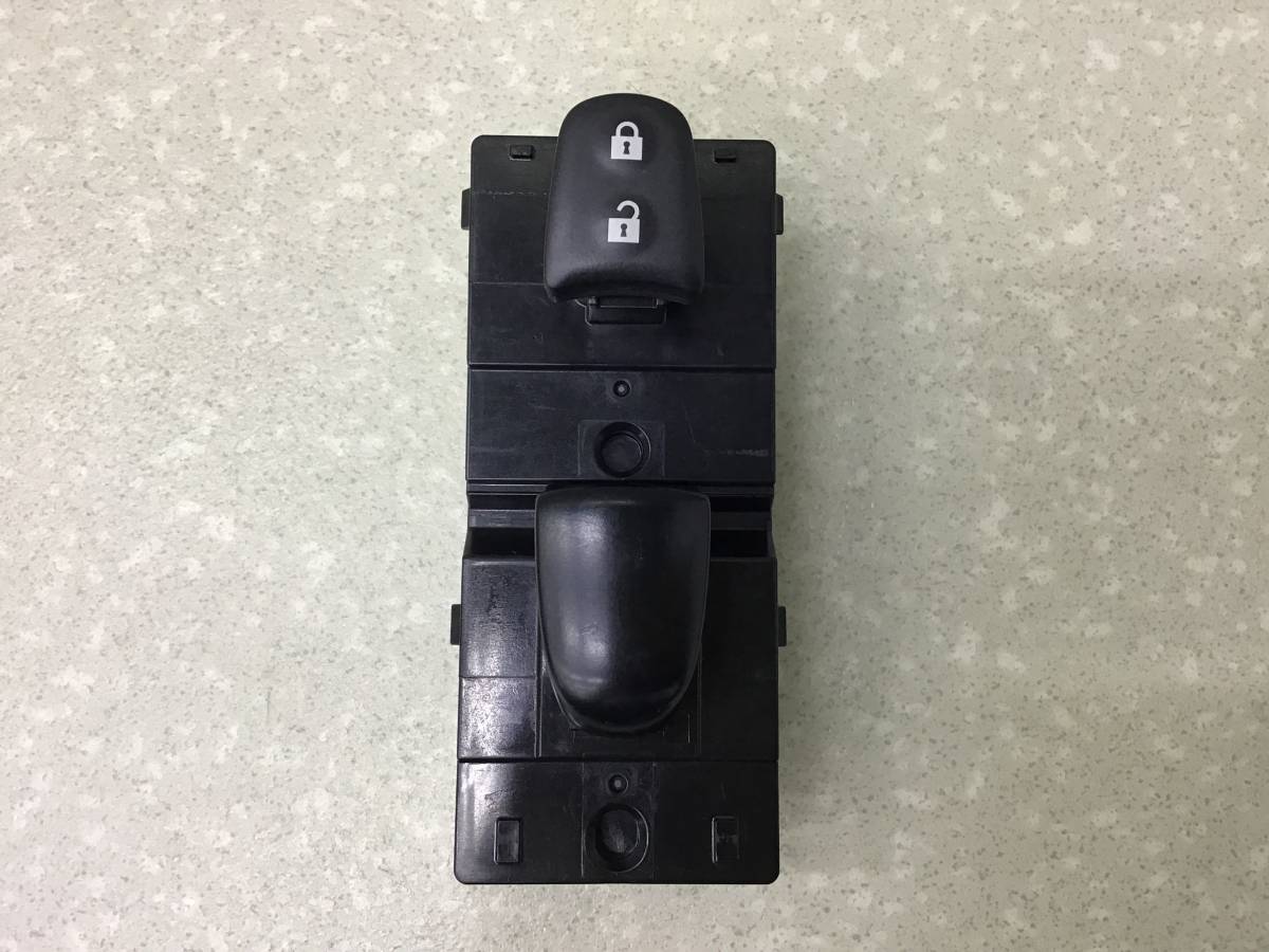 Кнопка стеклоподъемника Nissan Juke (F15) 2011> Кнопка стеклоподъемника Nissan Juke (F15) 2011>