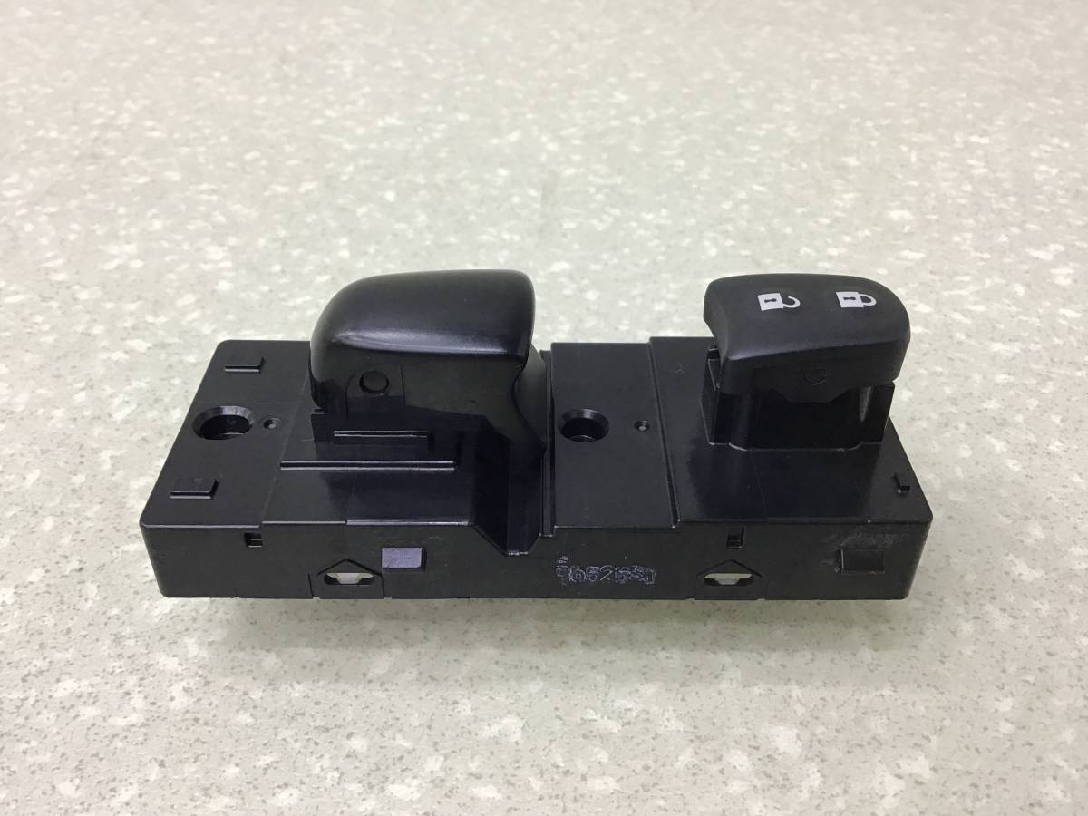 Кнопка стеклоподъемника Nissan Juke (F15) 2011> Кнопка стеклоподъемника Nissan Juke (F15) 2011>