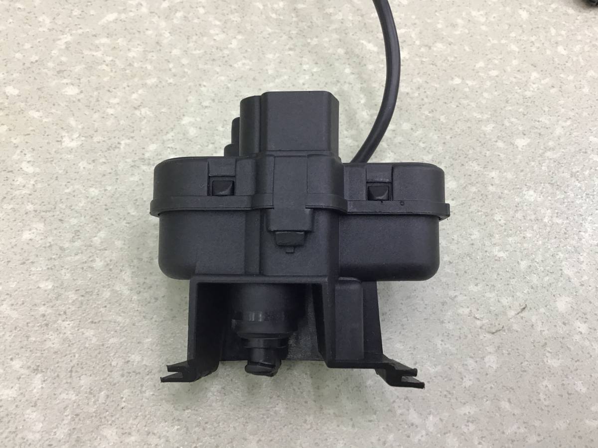 Активатор замка крышки бензобака Volkswagen Tiguan (5N2) 2011-2016 Активатор замка крышки бензобака Volkswagen Tiguan (5N2) 2011-2016