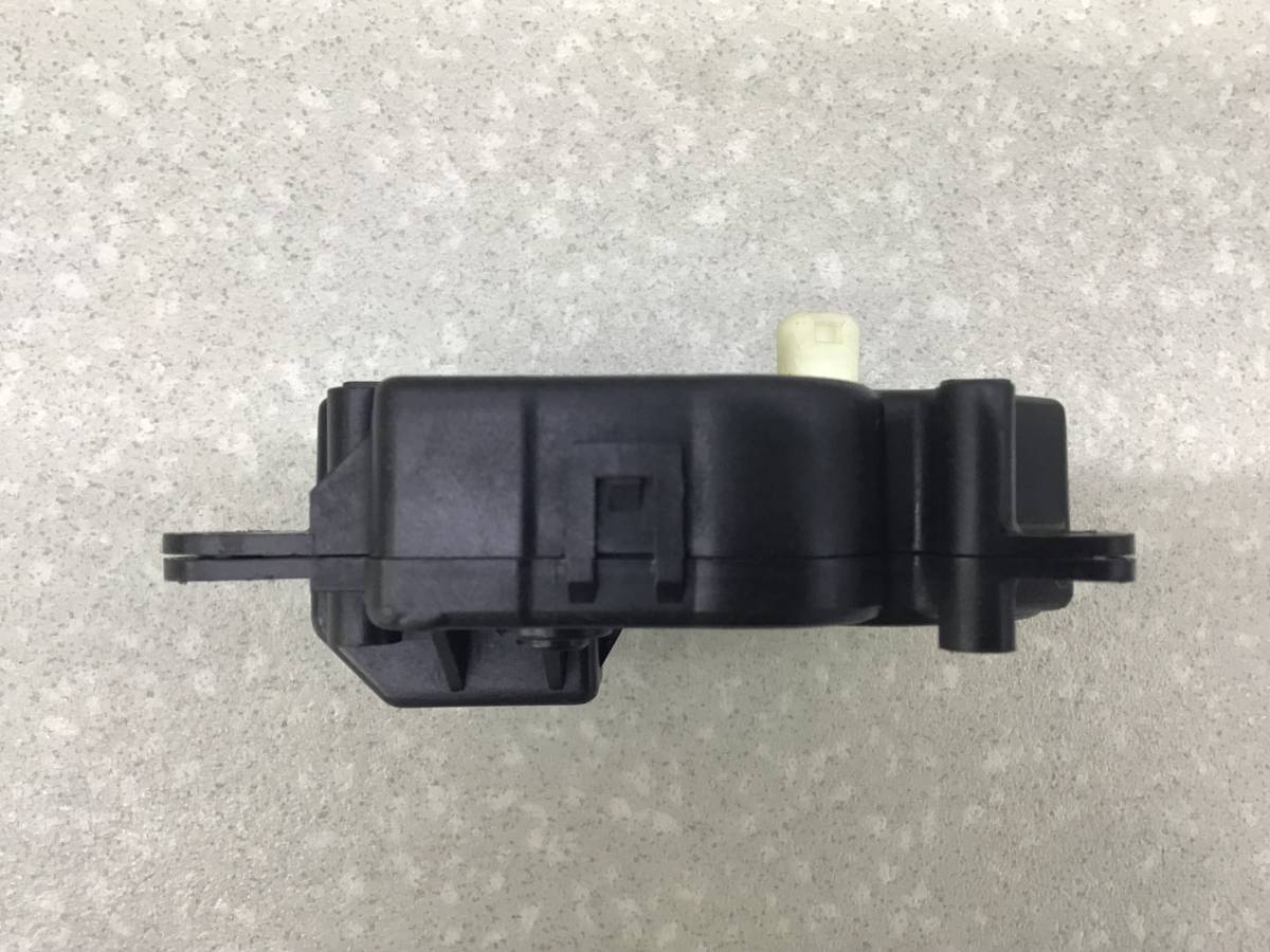 Моторчик заслонки печки Toyota Camry (V30) 2001-2006 Моторчик заслонки печки Toyota Camry (V30) 2001-2006