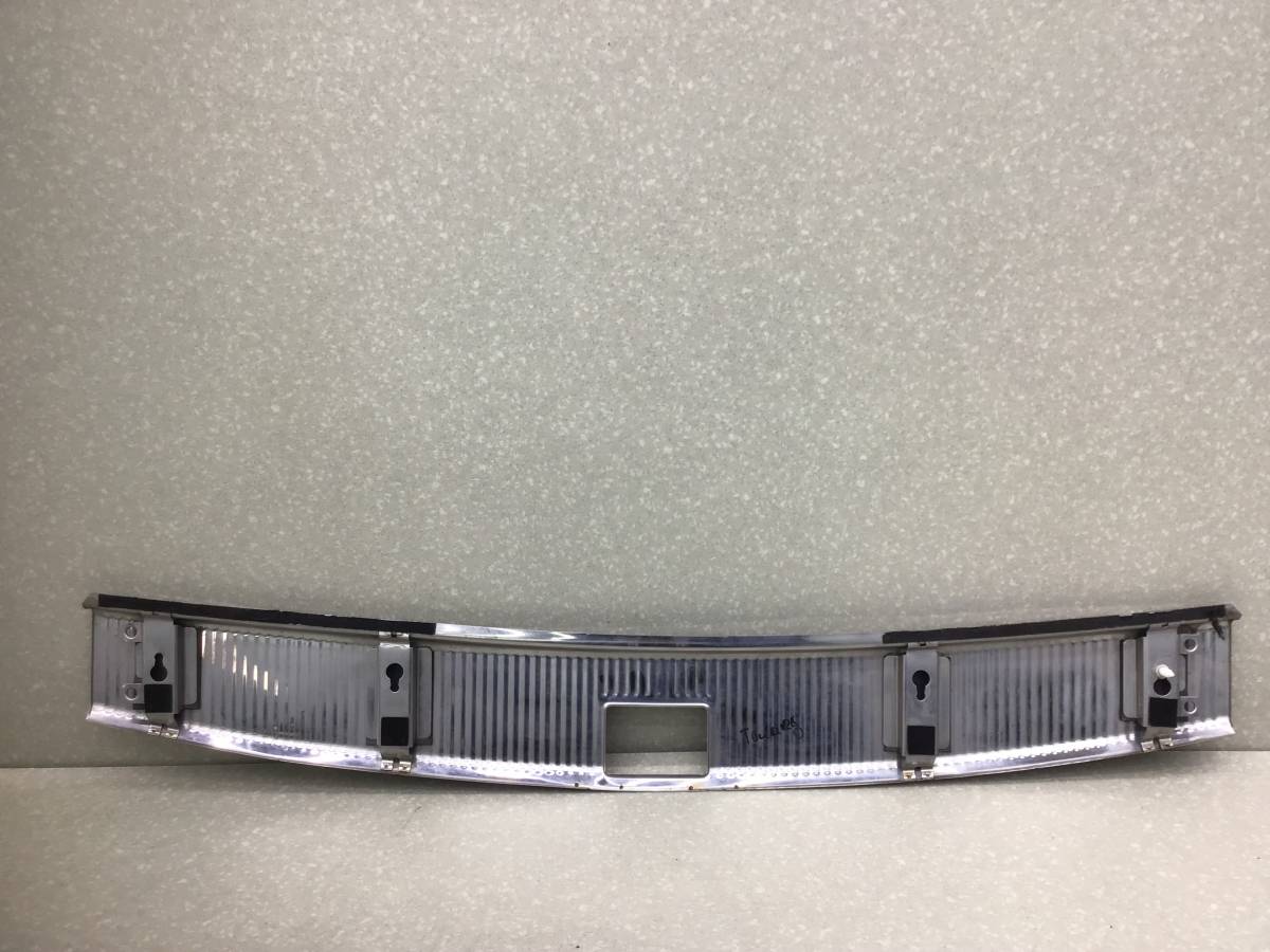 Накладка замка багажника Volkswagen Touareg (7L) 2002-2010 Накладка замка багажника Volkswagen Touareg (7L) 2002-2010