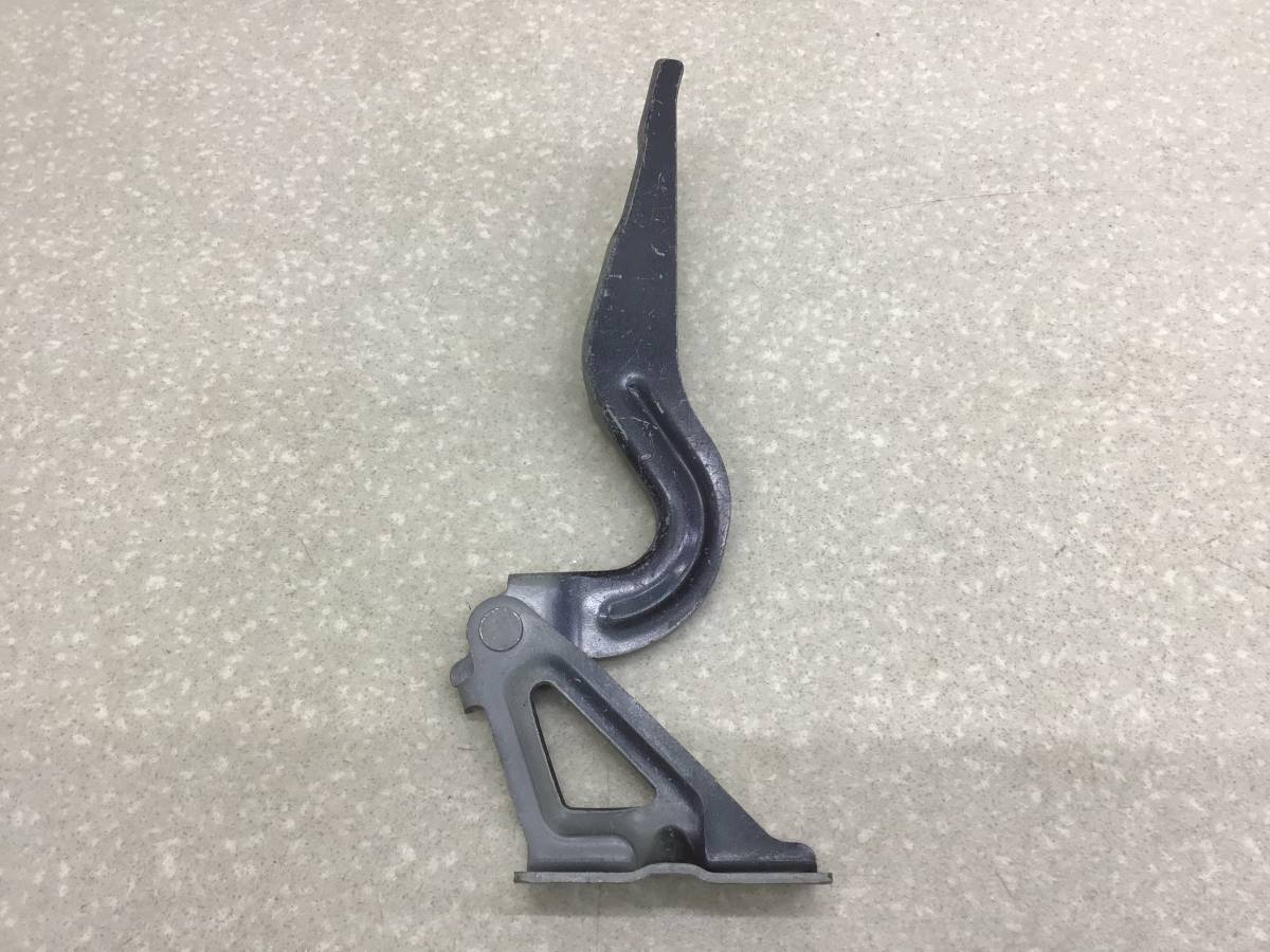 Петля капота правая Chevrolet Cobalt (T250) 2011-2015 Петля капота правая Chevrolet Cobalt (T250) 2011-2015
