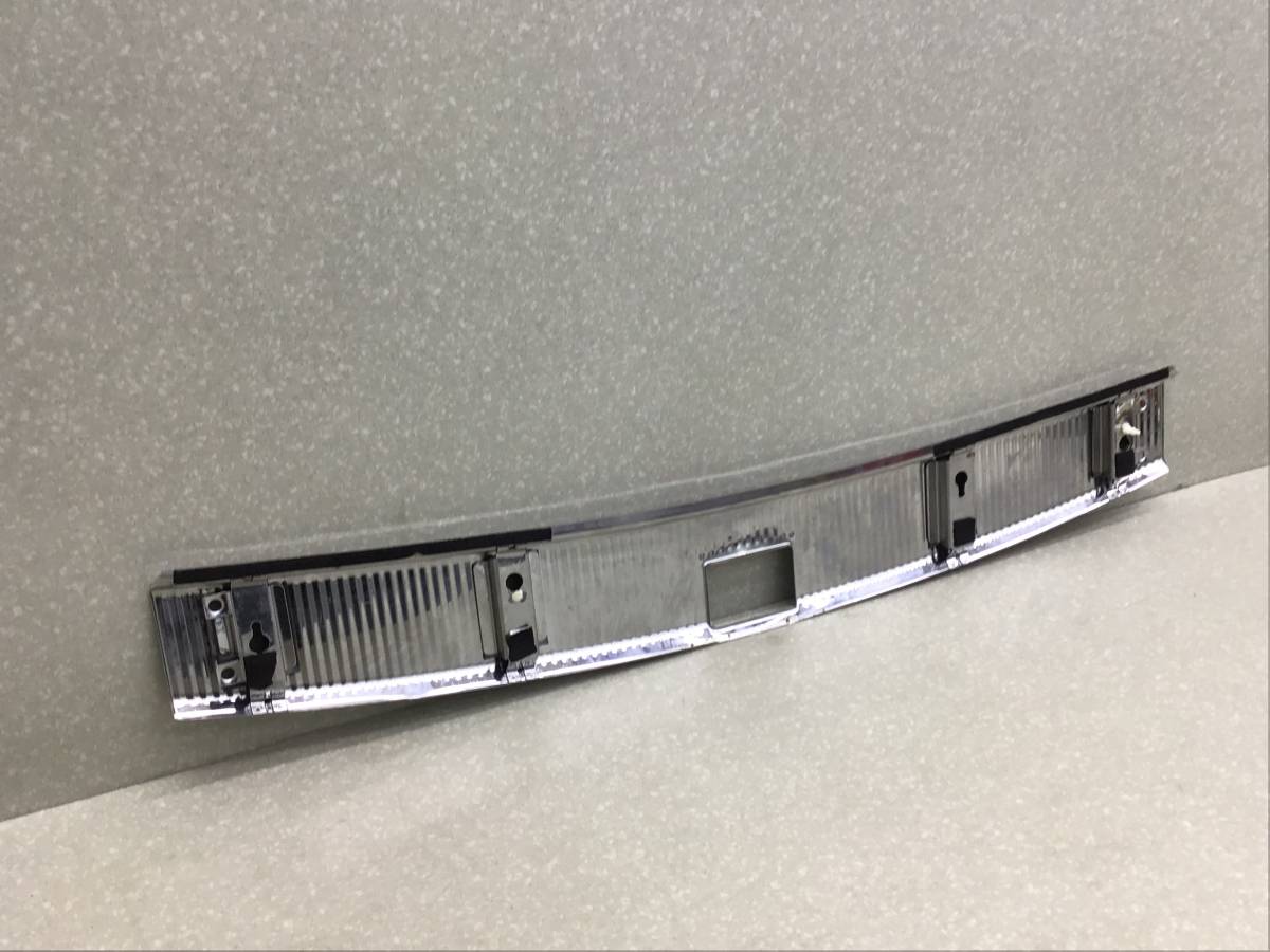 Накладка замка багажника Volkswagen Touareg (7L) 2002-2010 Накладка замка багажника Volkswagen Touareg (7L) 2002-2010