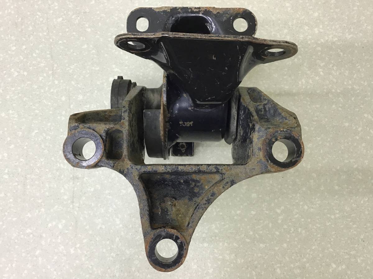 Опора КПП левая Mazda CX-7 (ER) 2006-2012 Опора КПП левая Mazda CX-7 (ER) 2006-2012