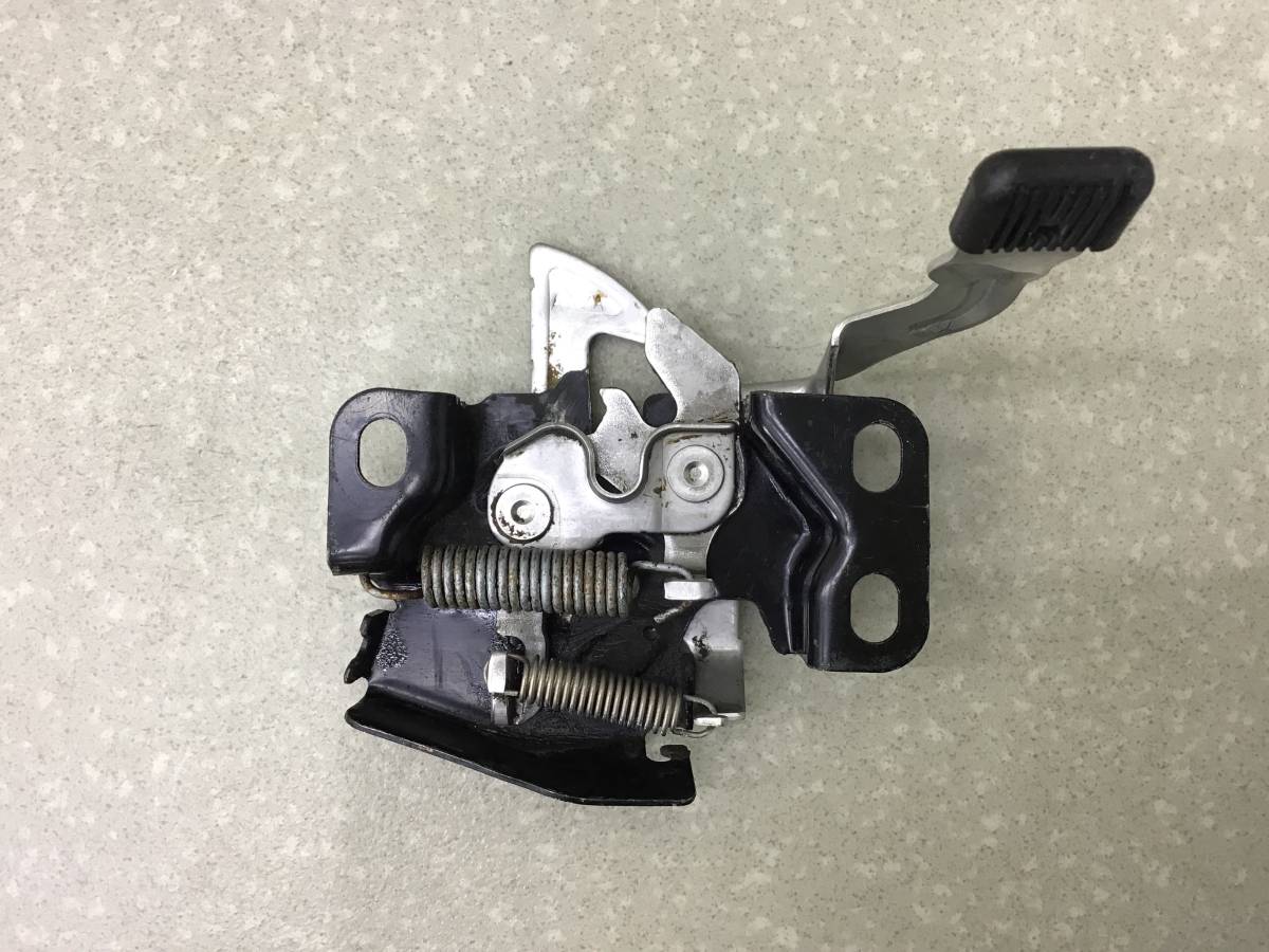 Замок капота Honda Jazz (GD1, GD5, GE2, GE3) 2001-2008 Замок капота Honda Jazz (GD1, GD5, GE2, GE3) 2001-2008