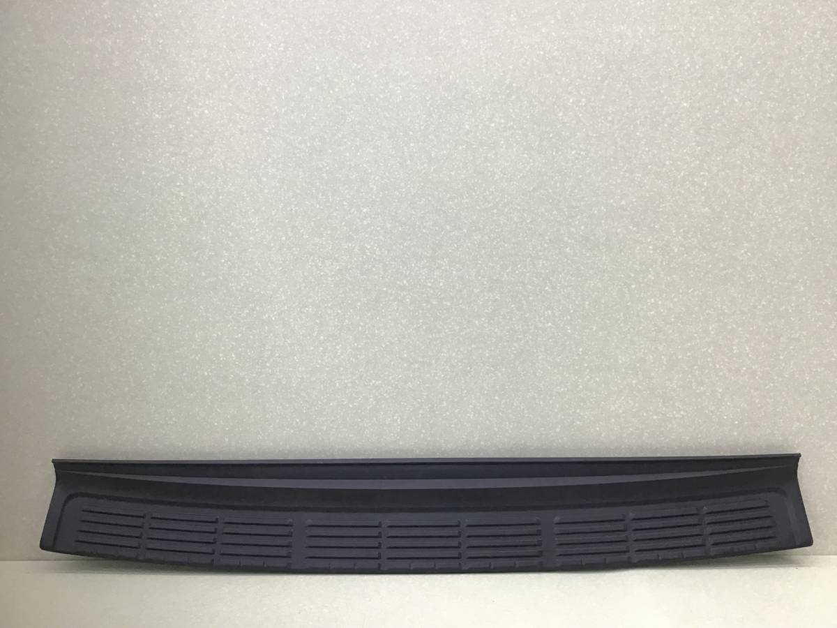 Накладка заднего бампера Toyota Land Cruiser 11 (VDJ200) 2007-2021 Накладка заднего бампера Toyota Land Cruiser 11 (VDJ200) 2007-2021