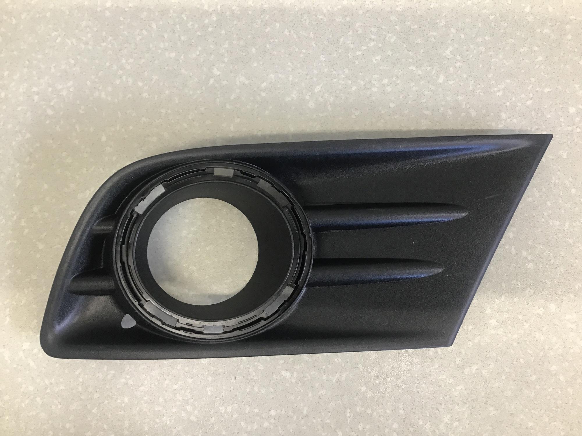 Рамка противотуманной фары правой Honda Pilot (YF3, YF4) 2008-2015