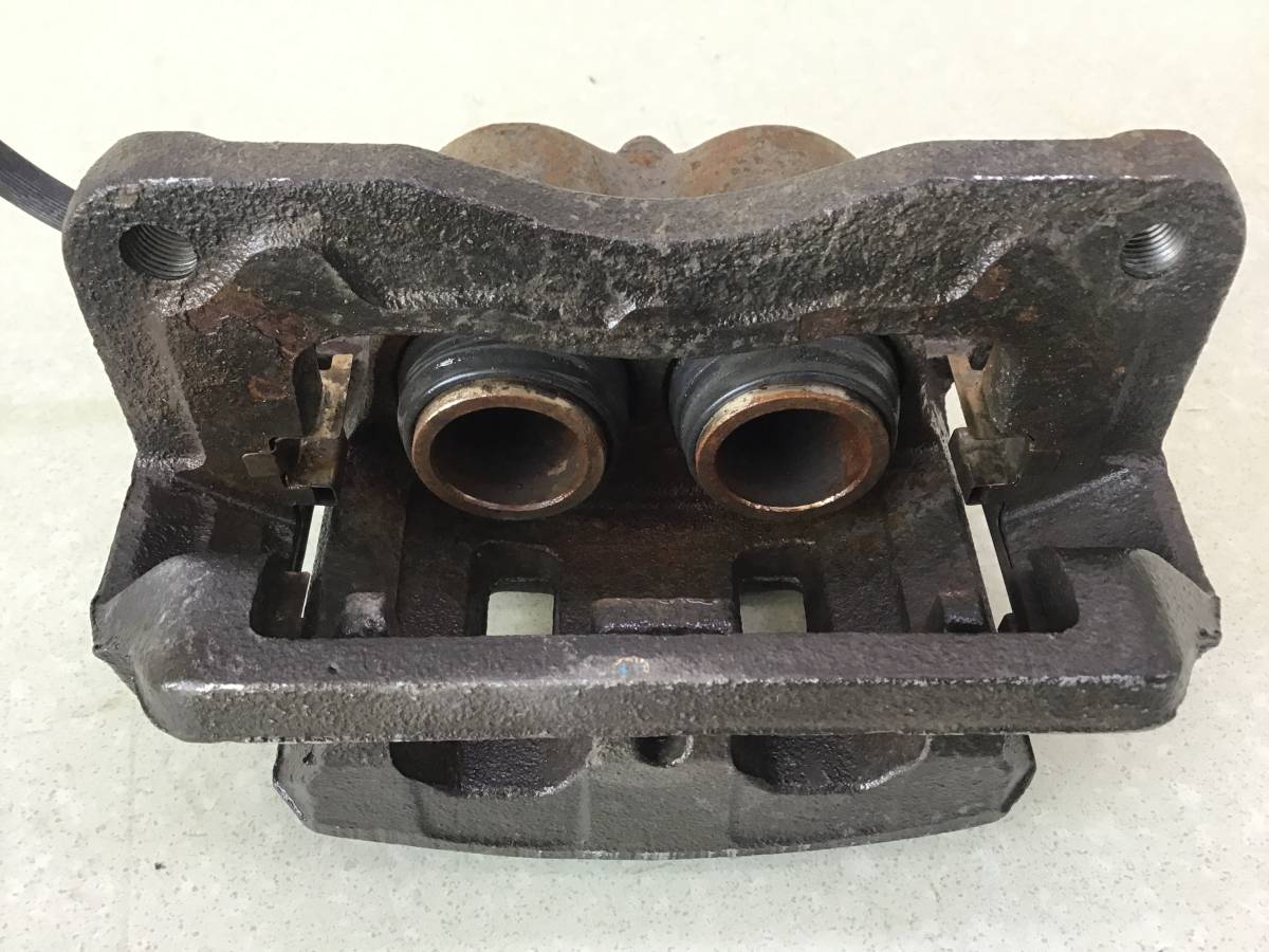 Суппорт передний правый Subaru Forester (S11) 2002-2007 Суппорт передний правый Subaru Forester (S11) 2002-2007