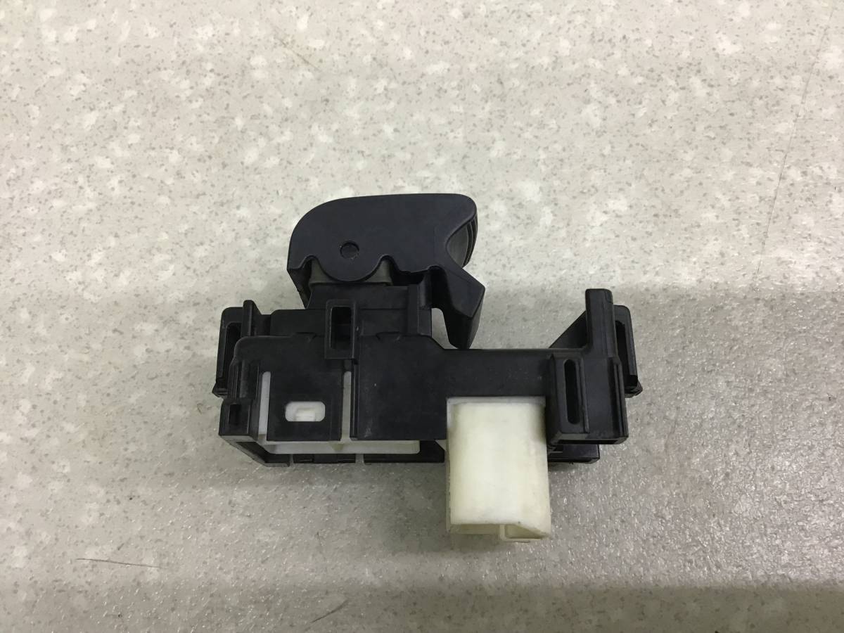 Кнопка стеклоподъемника Toyota Auris (E150) 2006-2012 Кнопка стеклоподъемника Toyota Auris (E150) 2006-2012