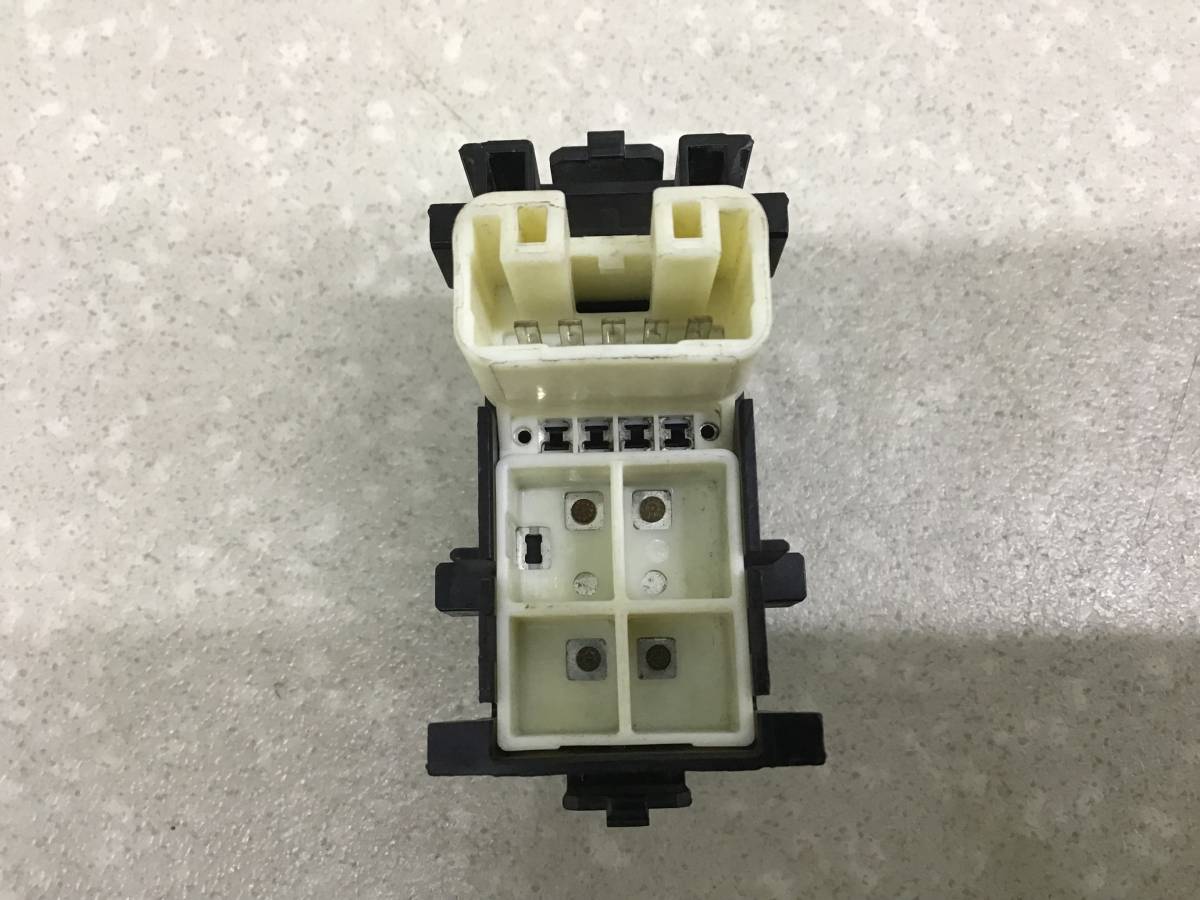 Кнопка стеклоподъемника Toyota Auris (E150) 2006-2012 Кнопка стеклоподъемника Toyota Auris (E150) 2006-2012