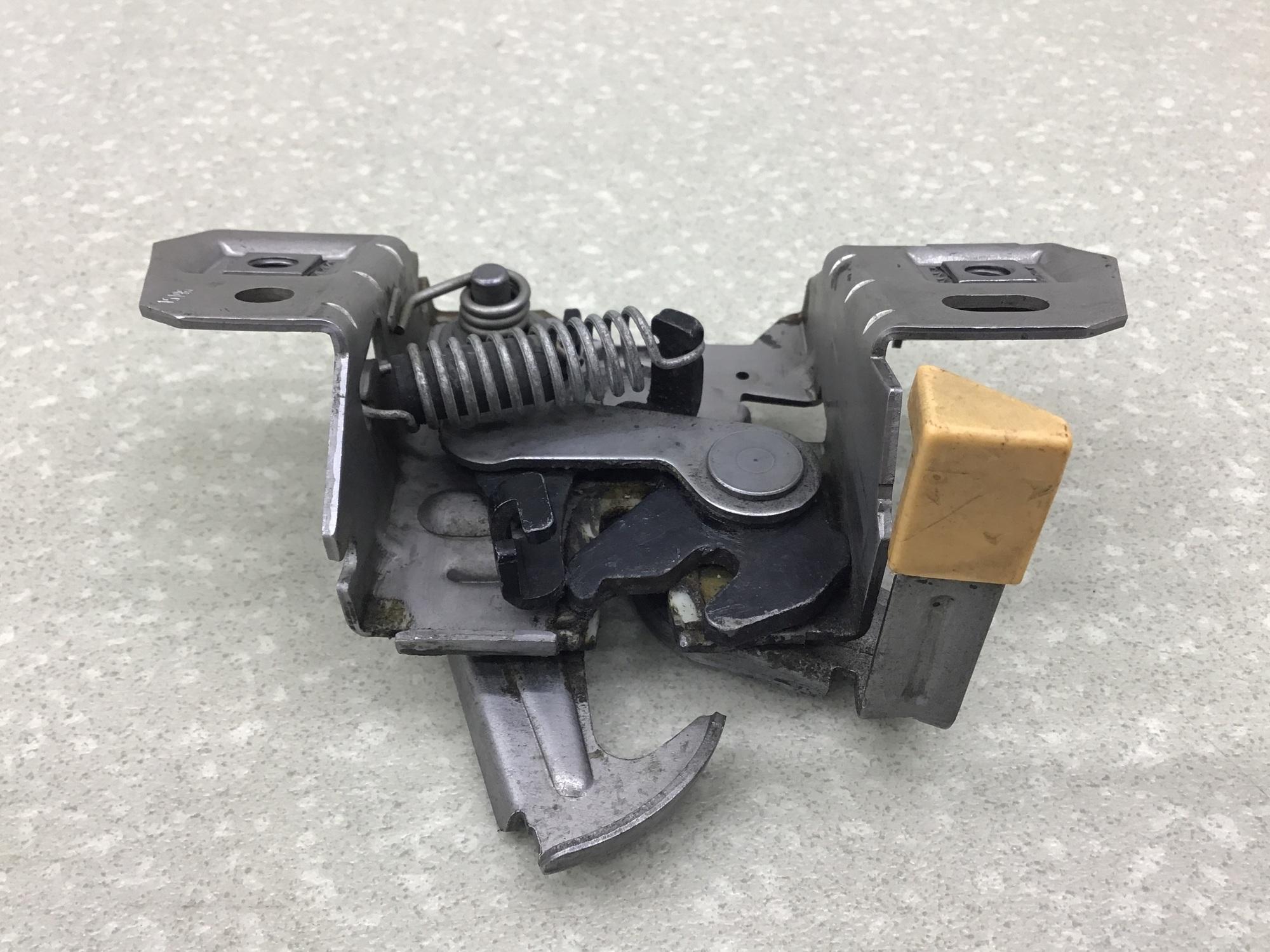 Замок капота, Volvo S40 2004-2012 Замок капота, Volvo S40 2004-2012