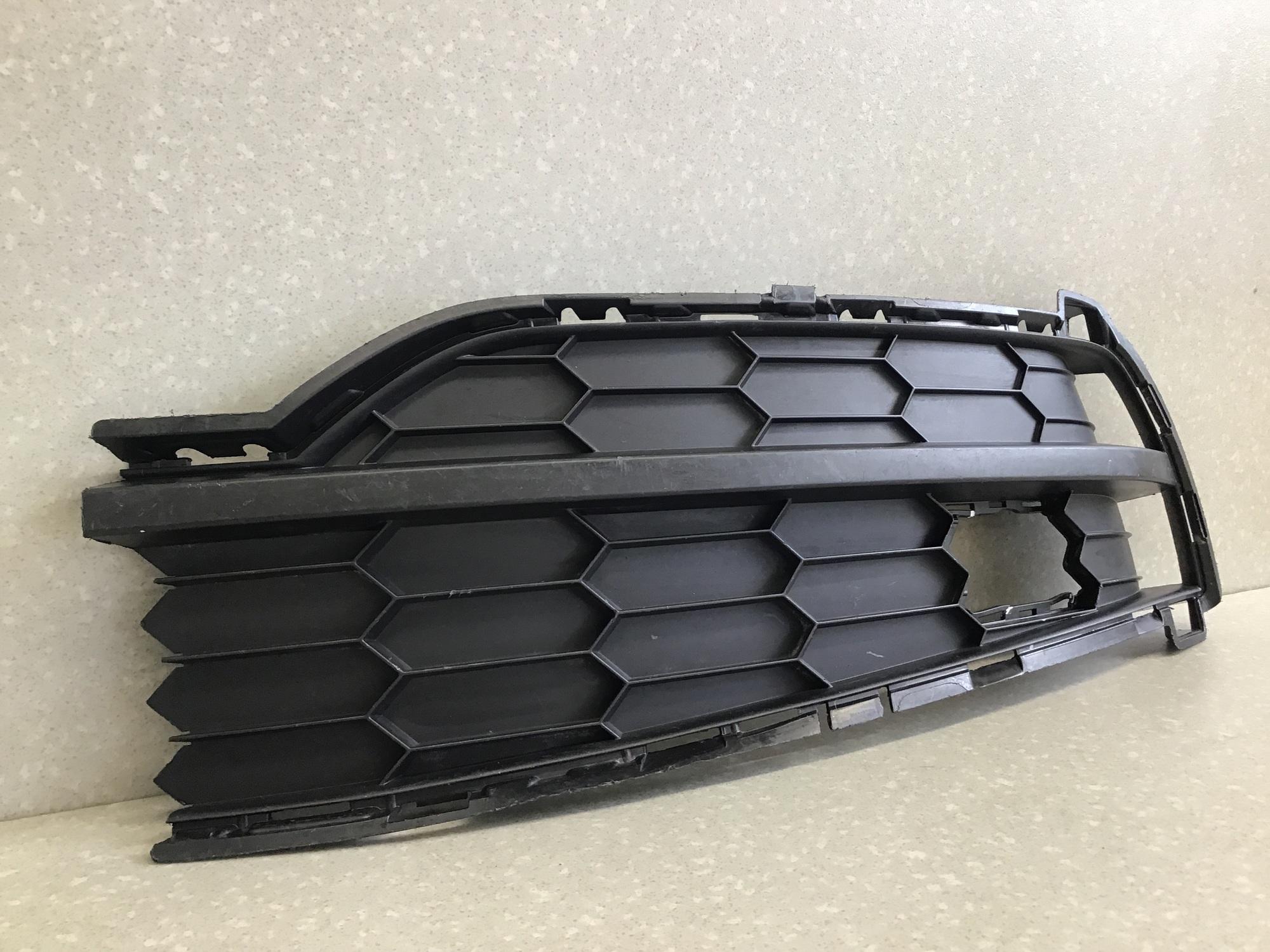 Решетка в бампер левая Skoda Karoq (NU7) 2017-н.в.