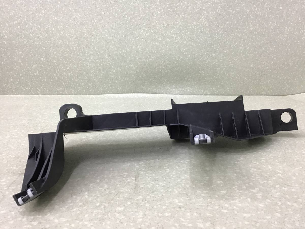 Кронштейн фар правый BMW X3 E83 2004-2010 Кронштейн фар правый BMW X3 E83 2004-2010