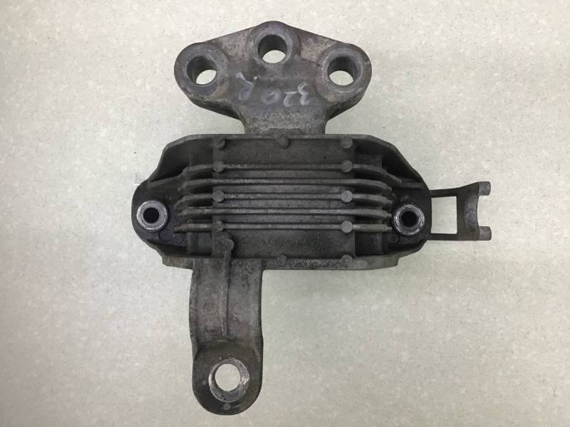 Опора двигателя правая Opel Astra J (P10) 2009-2015