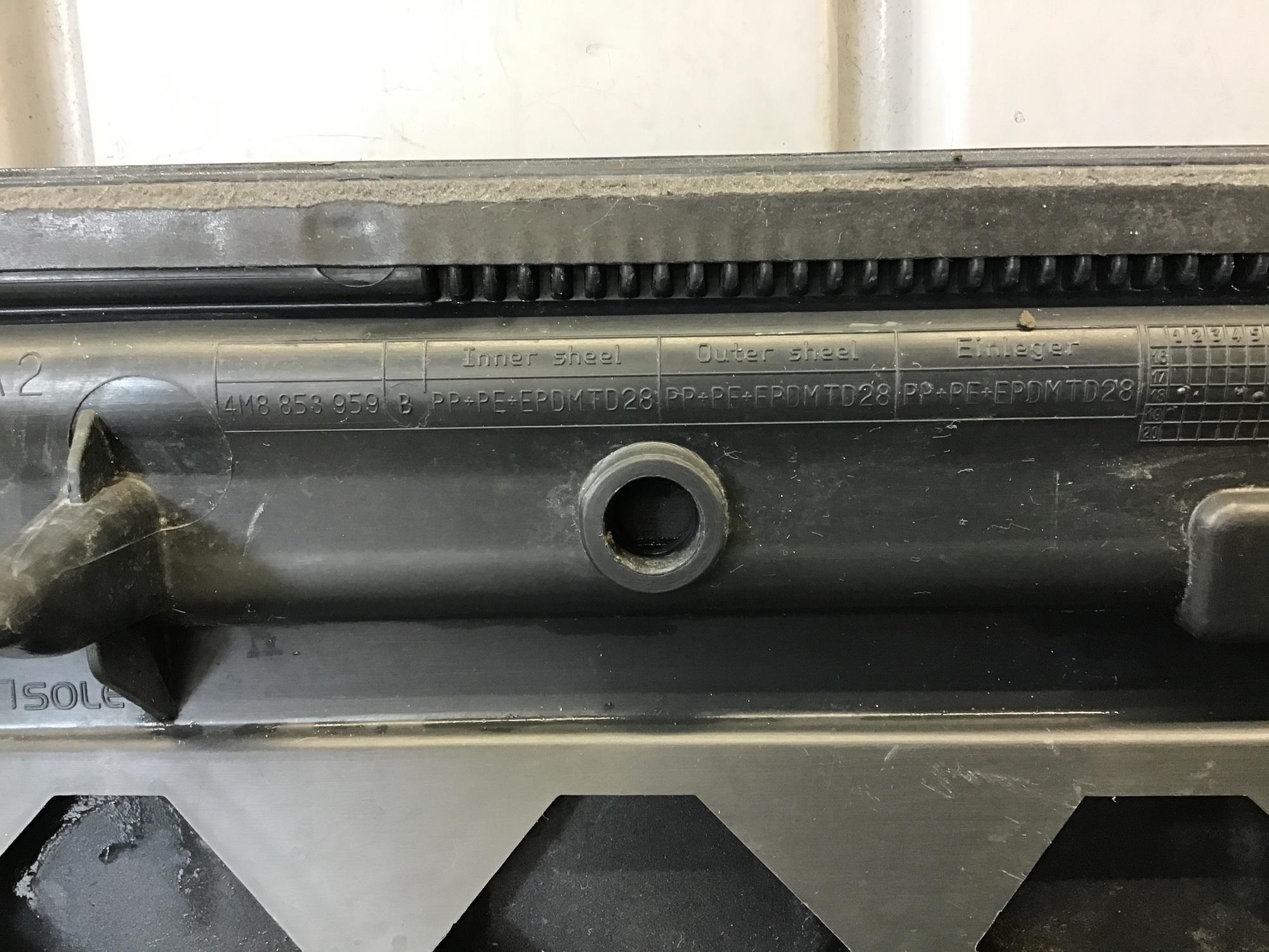 Накладка двери передней левой, Audi Q8 2018>