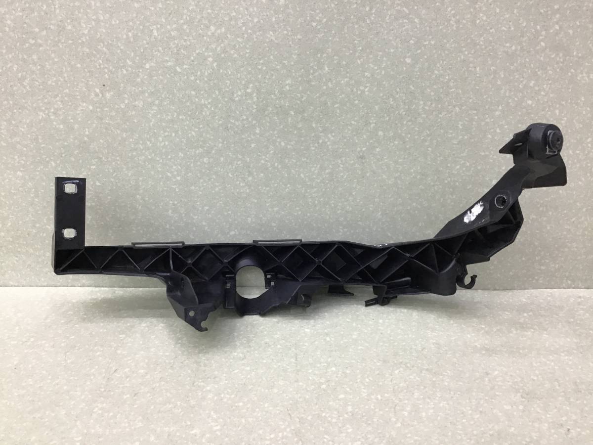 Кронштейн фар правый BMW 3-series E90/E91 2005-2011 Кронштейн фар правый BMW 3-series E90/E91 2005-2011