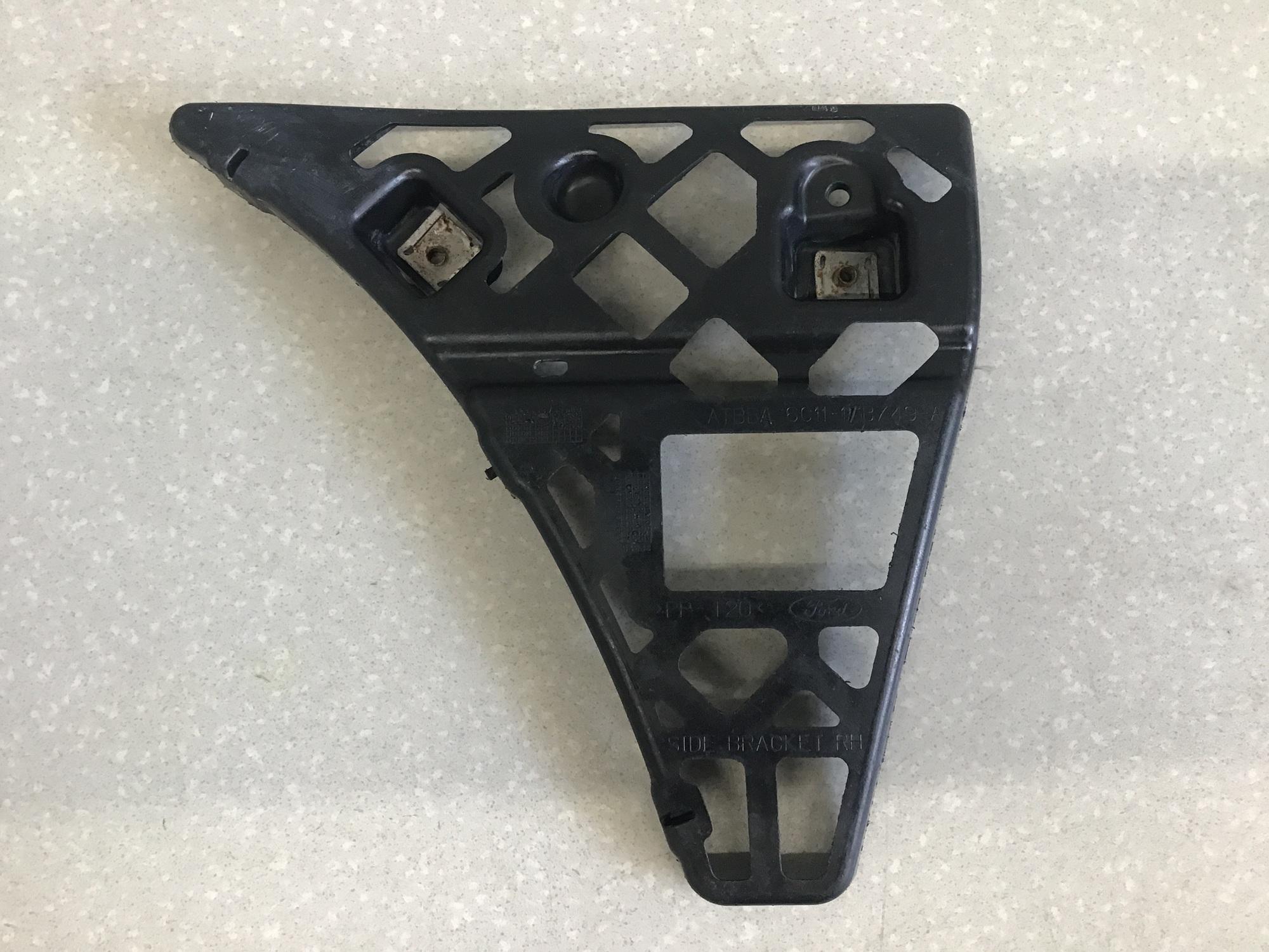 Кронштейн переднего бампера правый Ford Transit (TT9) 2006-2012