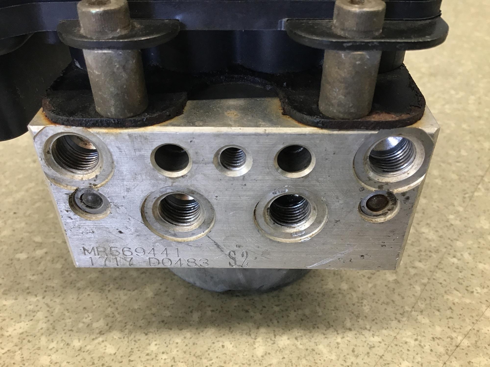 Блок ABS (насос), Mitsubishi Lancer Cedia (CS) 2000-2003 Блок ABS (насос), Mitsubishi Lancer Cedia (CS) 2000-2003