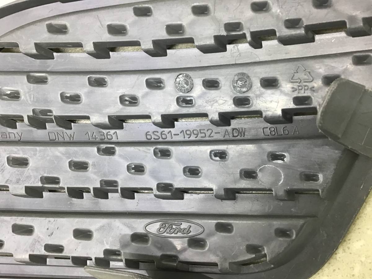 Рамка противотуманной фары правой Ford Fiesta (CBK) 2001-2008