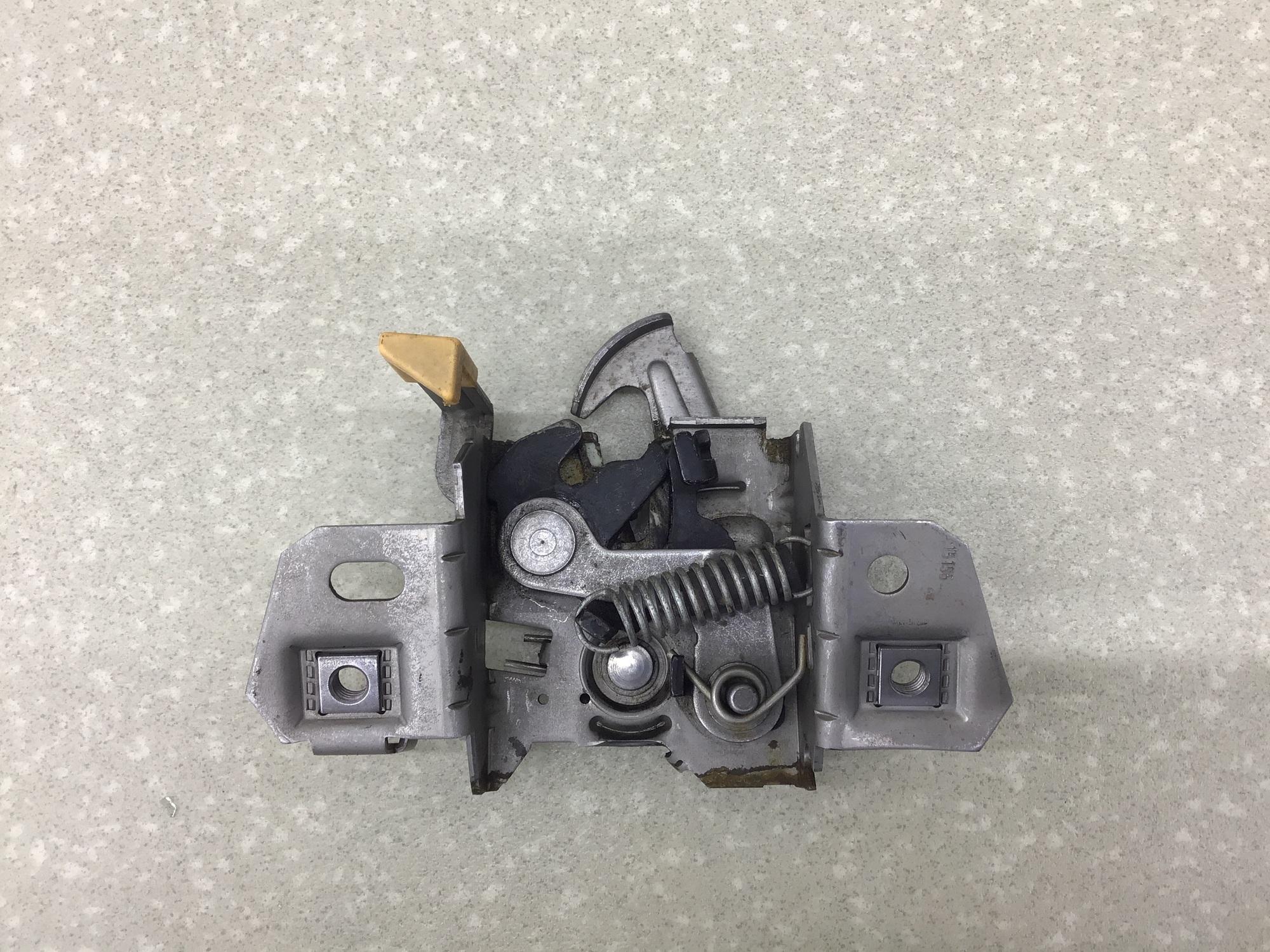 Замок капота, Volvo S40 2004-2012 Замок капота, Volvo S40 2004-2012