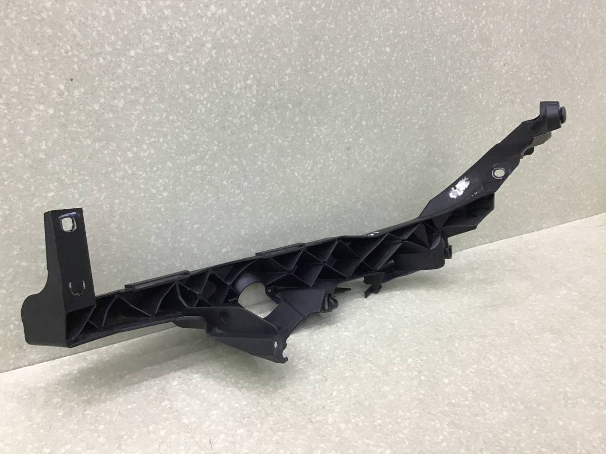 Кронштейн фар правый BMW 3-series E90/E91 2005-2011 Кронштейн фар правый BMW 3-series E90/E91 2005-2011