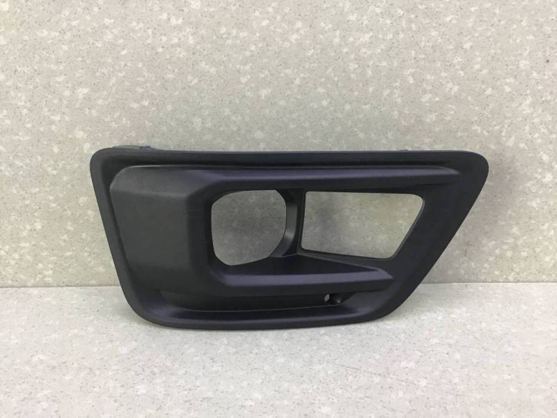 Рамка противотуманной фары правой Toyota Land Cruiser (J300) 2021> Рамка противотуманной фары правой Toyota Land Cruiser (J300) 2021>