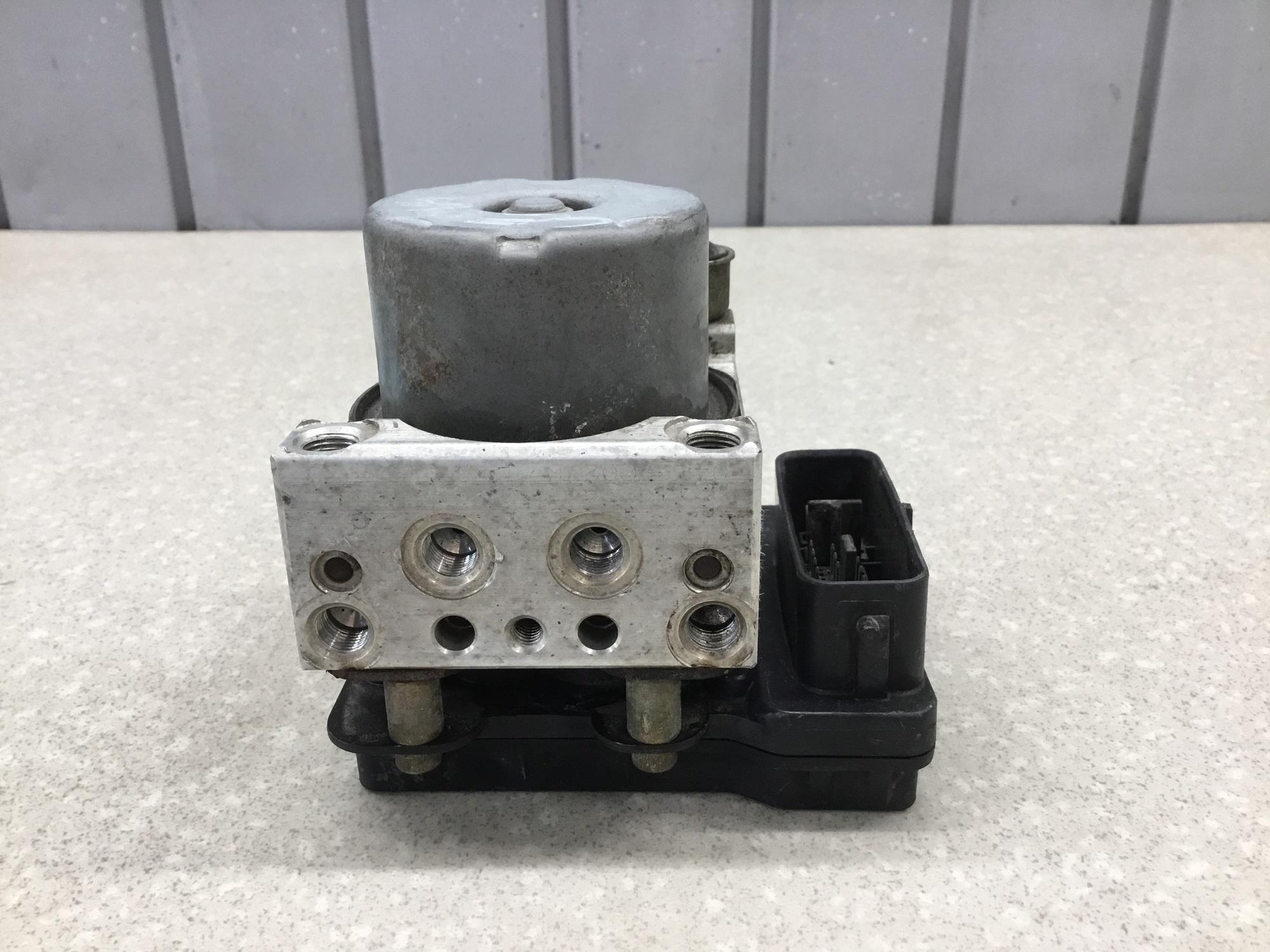 Блок ABS (насос) Mitsubishi Lancer Cedia (CS) 2000-2003