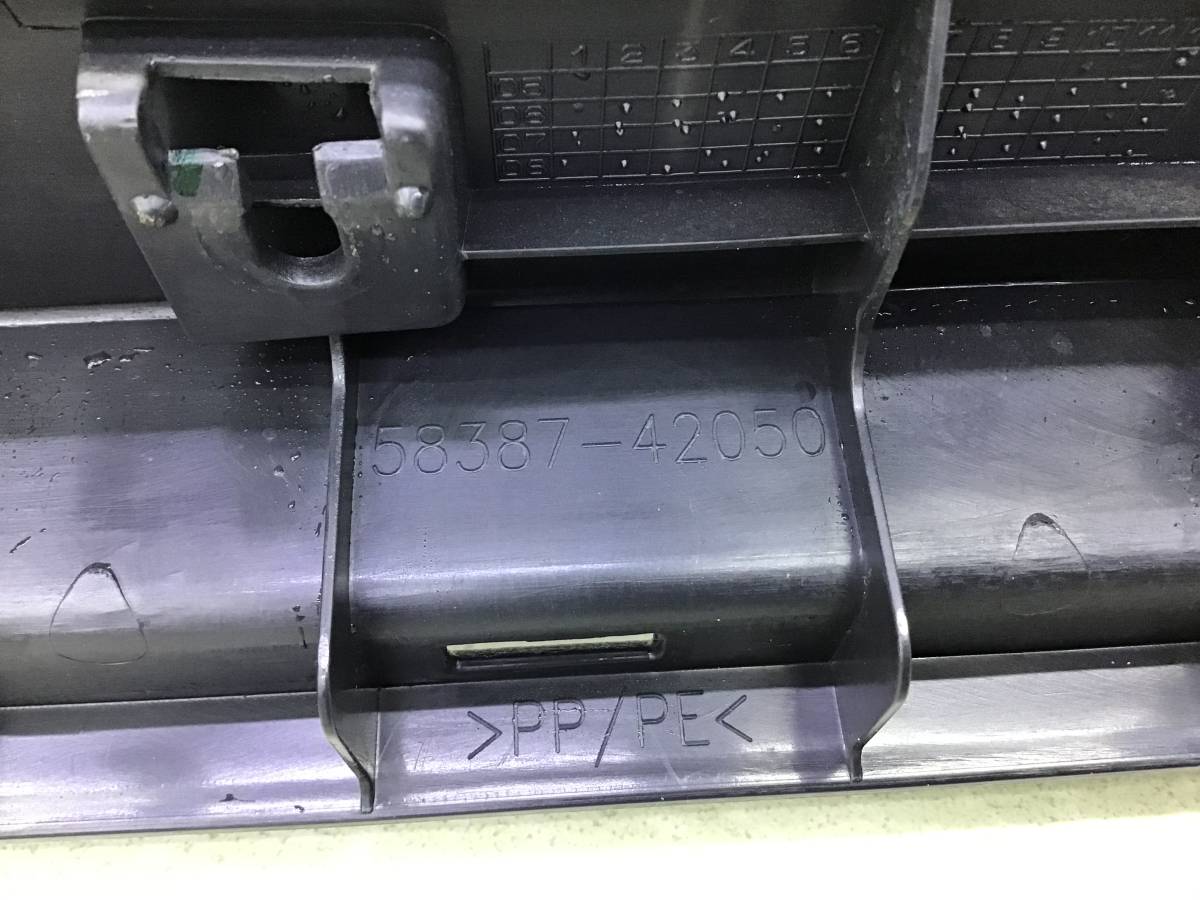 Накладка замка багажника Toyota Rav 4 (A30) 2006-2013 Накладка замка багажника Toyota Rav 4 (A30) 2006-2013