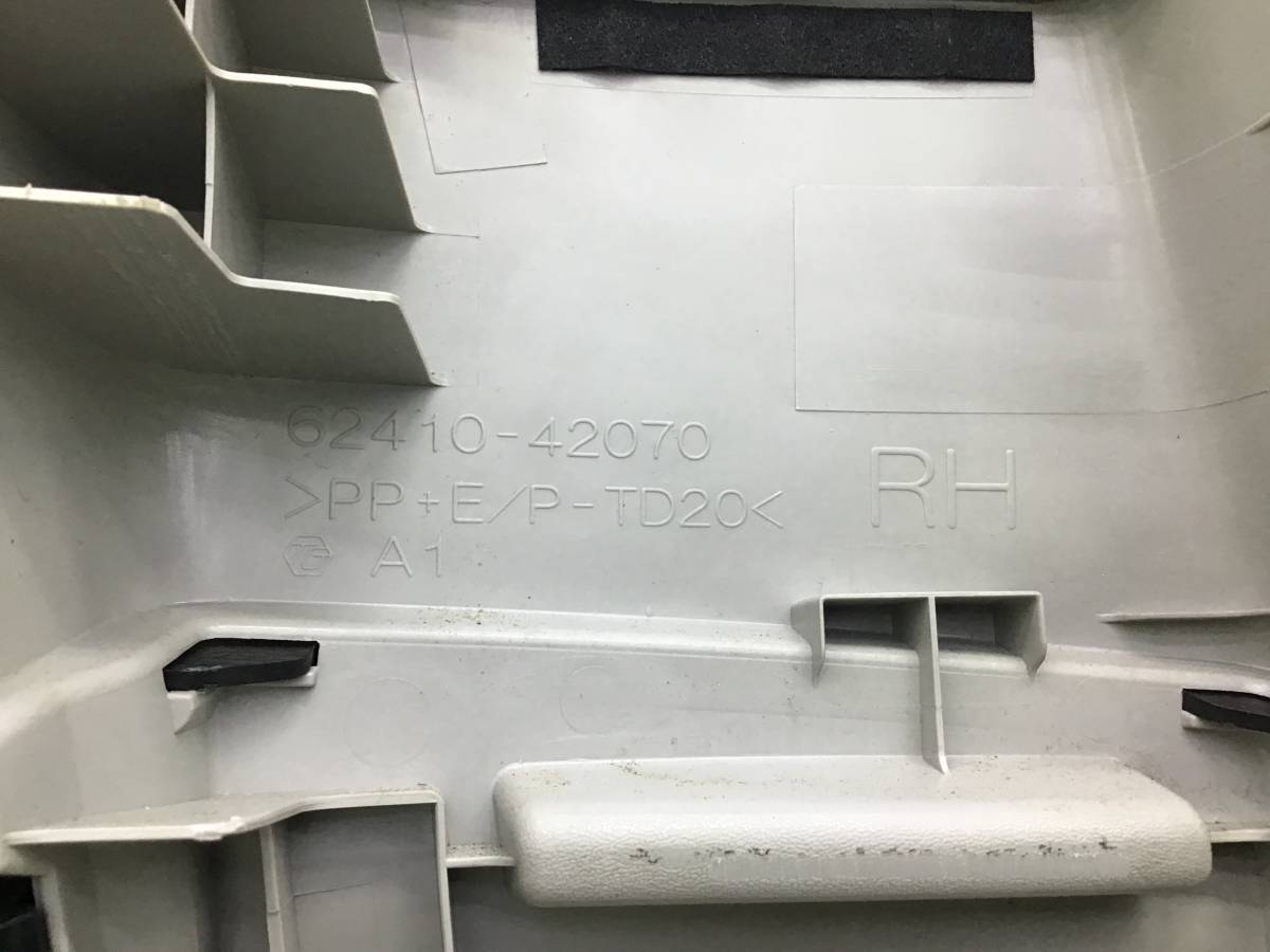 Обшивка средней стойки правая Toyota Rav 4 (A40) 2013>