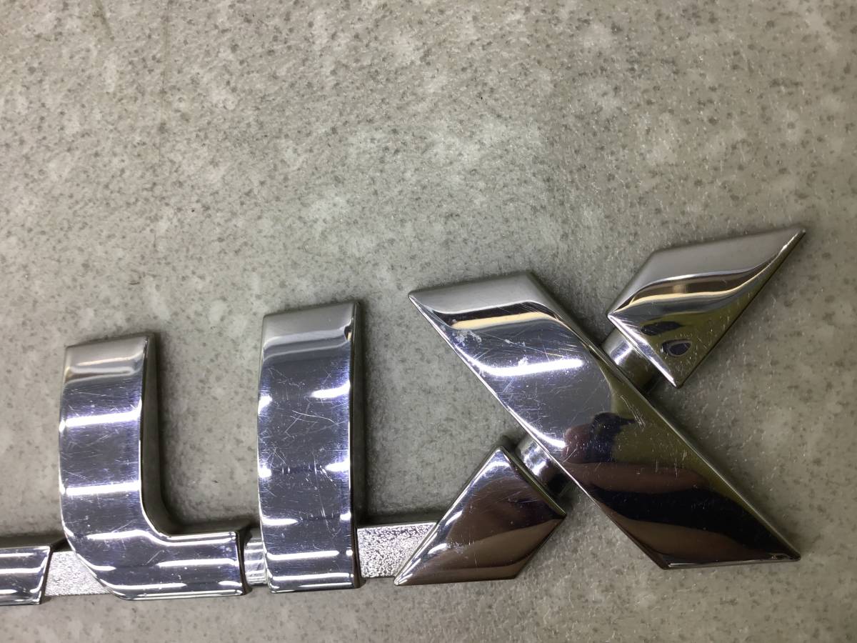 Эмблема Toyota Hilux (GUN125L, GUN126L, TGN126) 2015-н.в. Эмблема Toyota Hilux (GUN125L, GUN126L, TGN126) 2015-н.в.