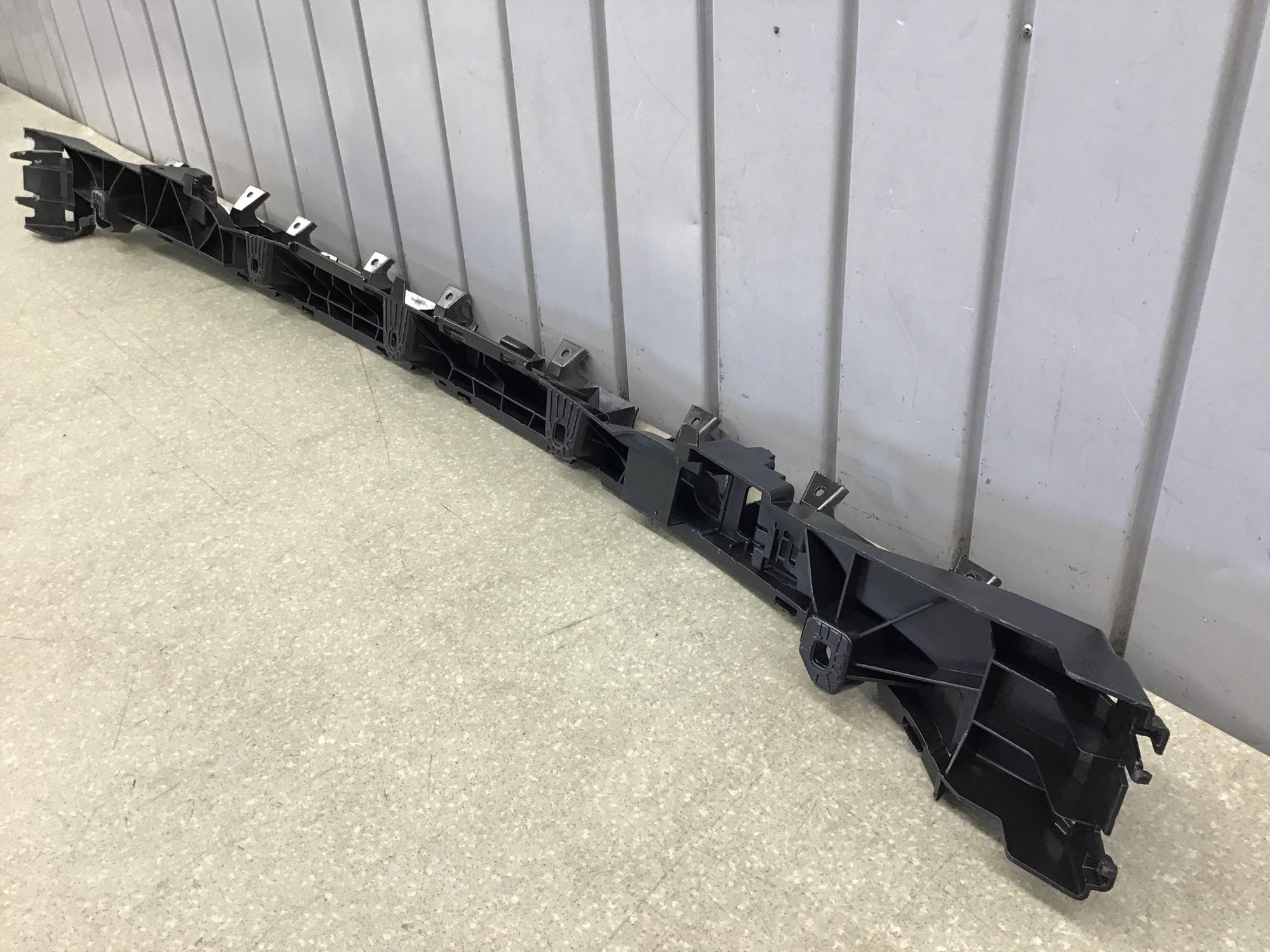 Направляющая заднего бампера, Audi Q8 2018>