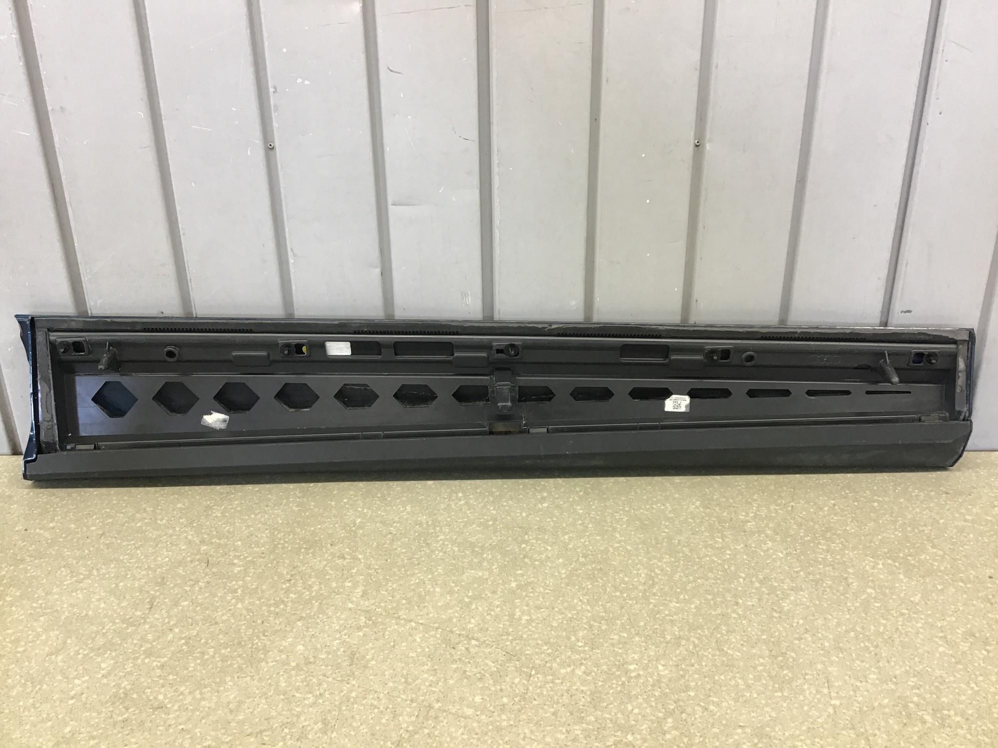 Накладка двери передней левой, Audi Q8 2018>