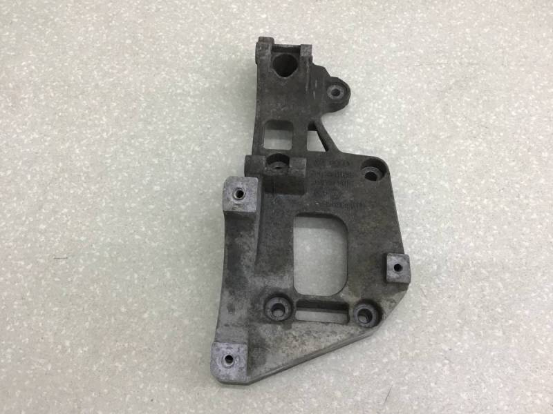 Кронштейн генератора Volkswagen Jetta (1K) 2006-2011 Кронштейн генератора Volkswagen Jetta (1K) 2006-2011