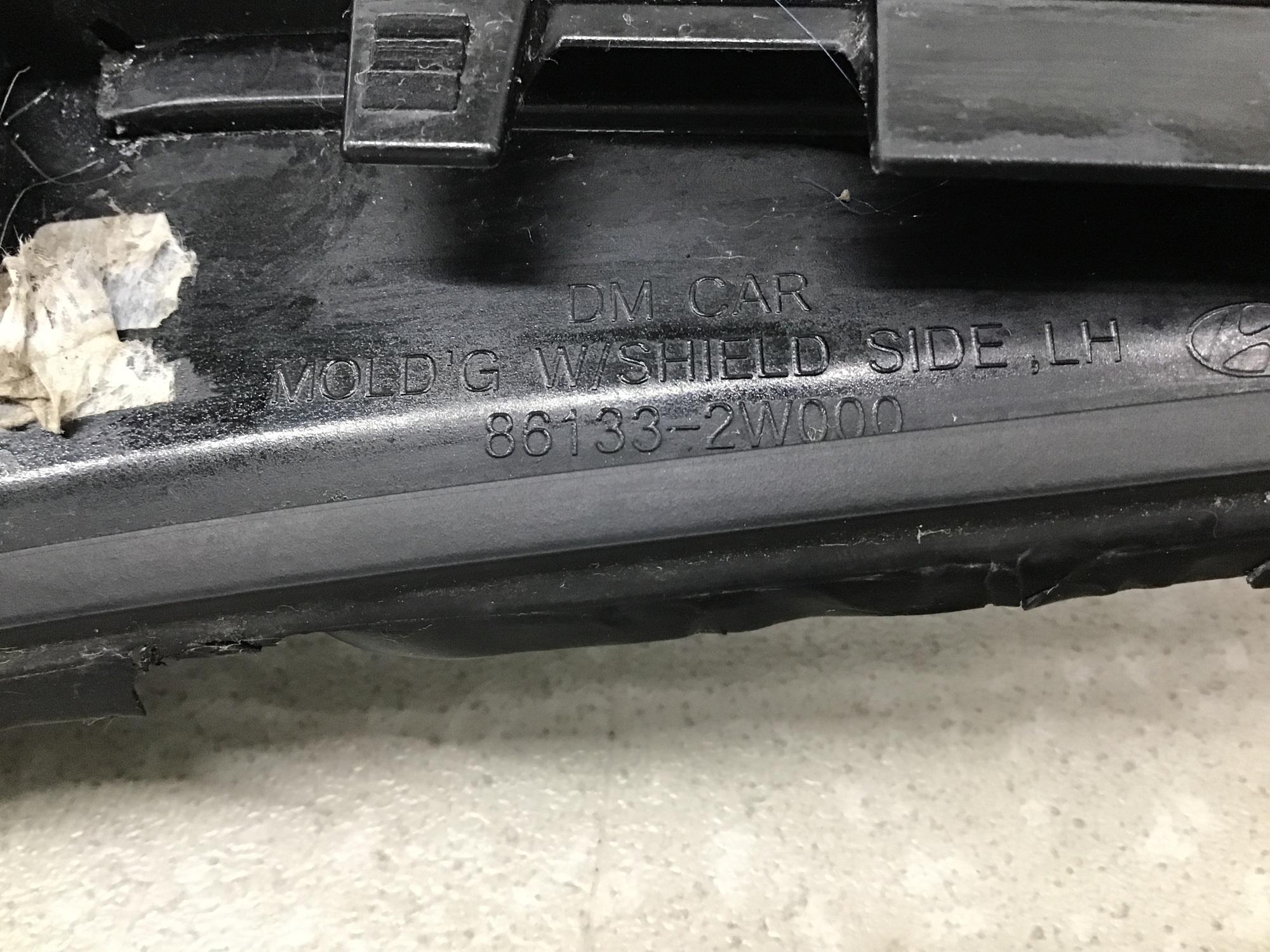 Молдинг лобового стекла, Hyundai Santa Fe (DM) 2012-2018 Молдинг лобового стекла, Hyundai Santa Fe (DM) 2012-2018