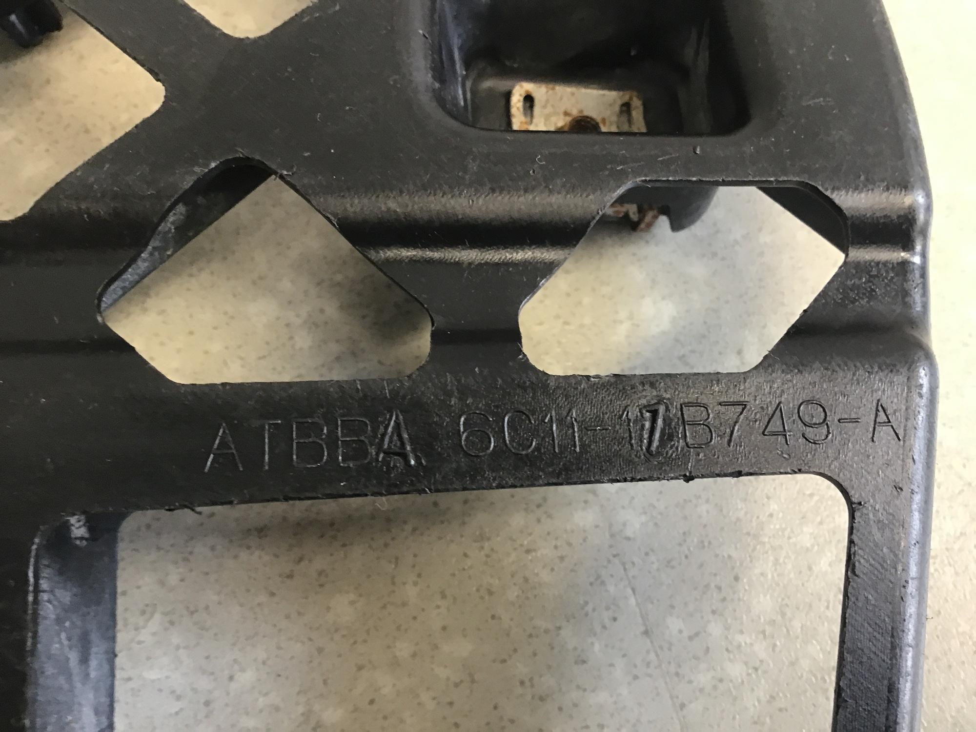 Кронштейн переднего бампера правый Ford Transit (TT9) 2006-2012